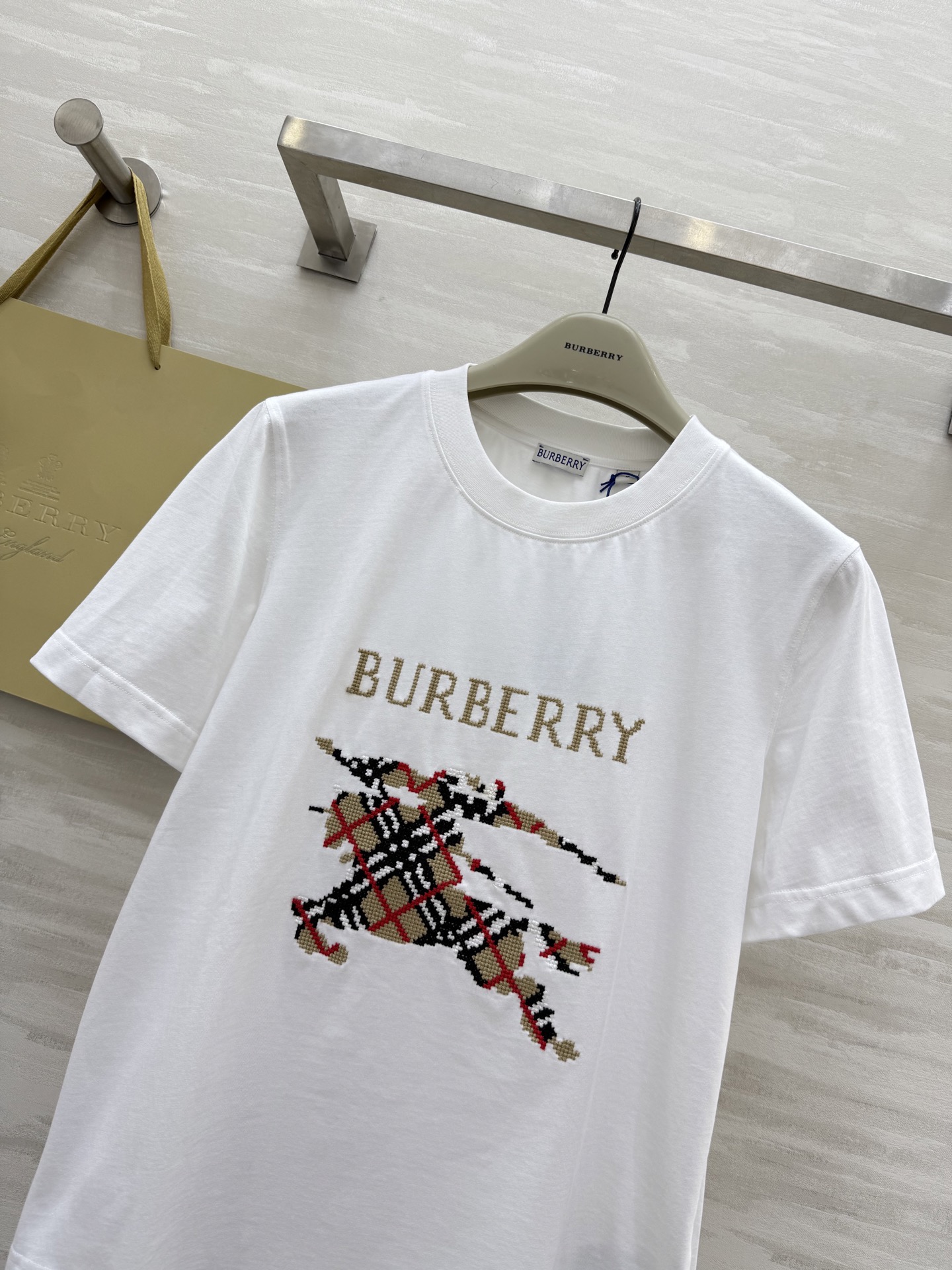 #Burberr♡²⁵重工战马十字绣短袖T恤 高品质定制 现货首发size：S/M/L/XL/XXL（s