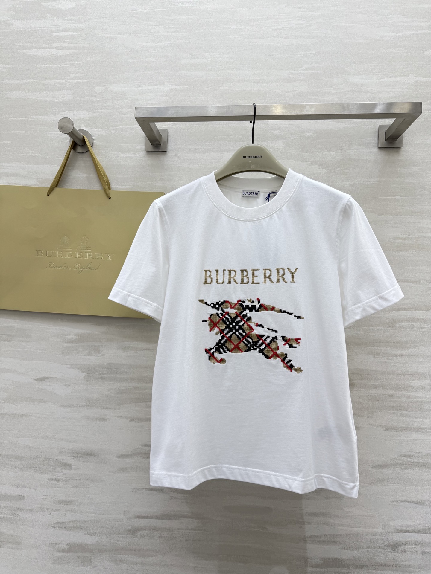 #Burberr♡²⁵重工战马十字绣短袖T恤 高品质定制 现货首发size：S/M/L/XL/XXL（s
