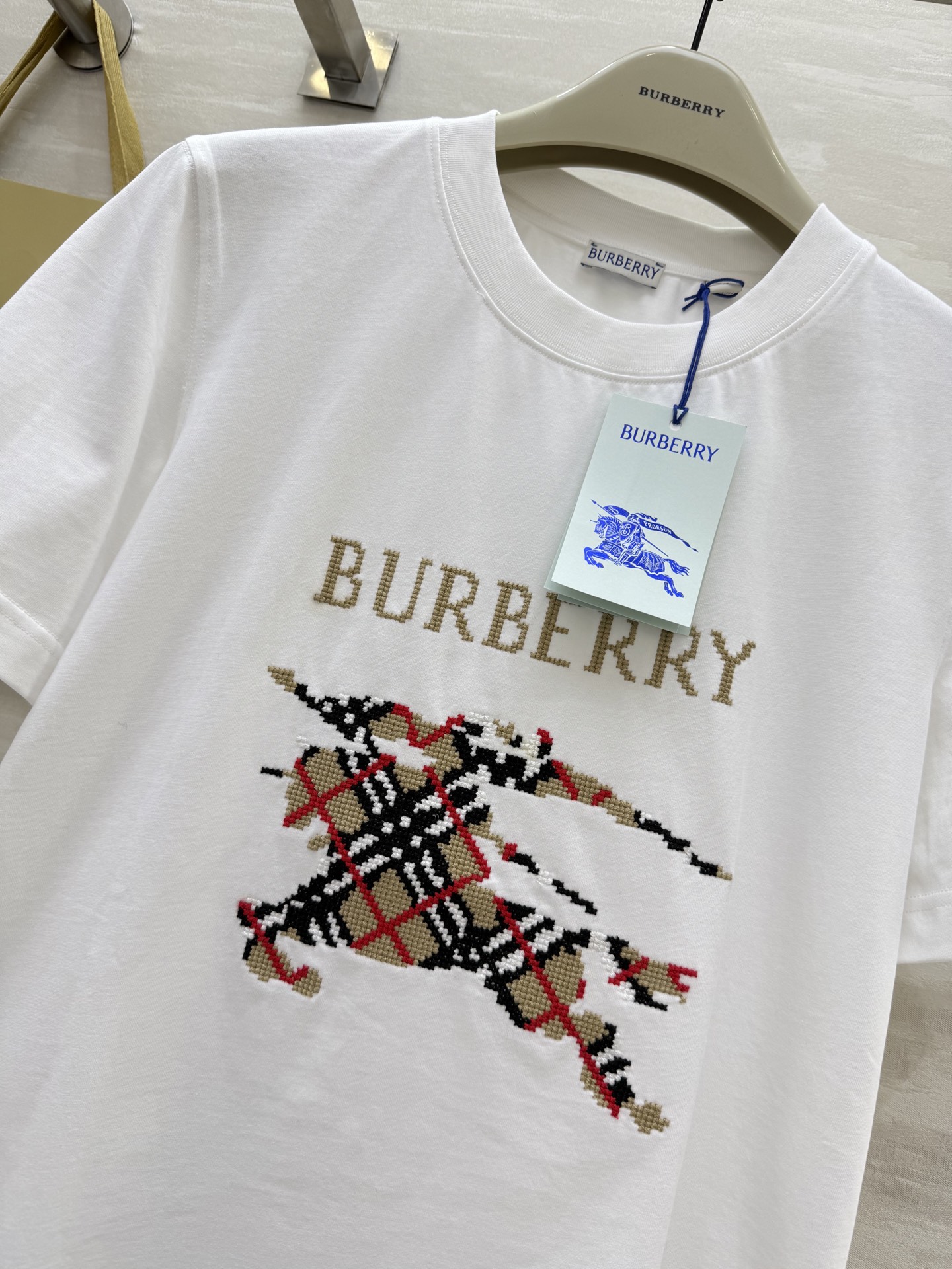 #Burberr♡²⁵重工战马十字绣短袖T恤 高品质定制 现货首发size：S/M/L/XL/XXL（s