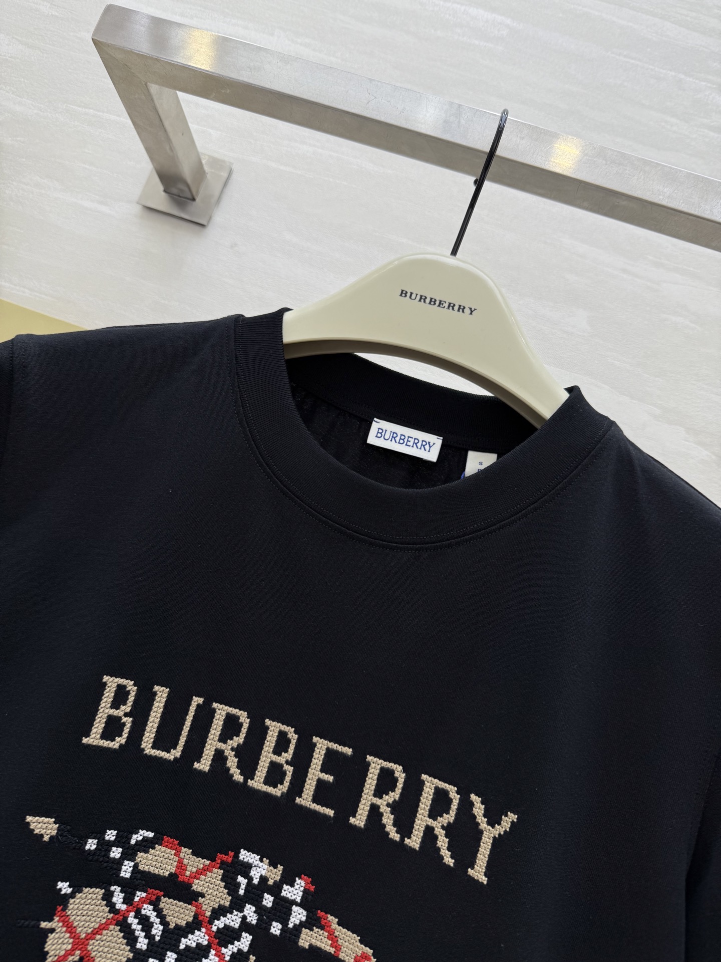 #Burberr♡²⁵重工战马十字绣短袖T恤 高品质定制 现货首发size：S/M/L/XL/XXL（s