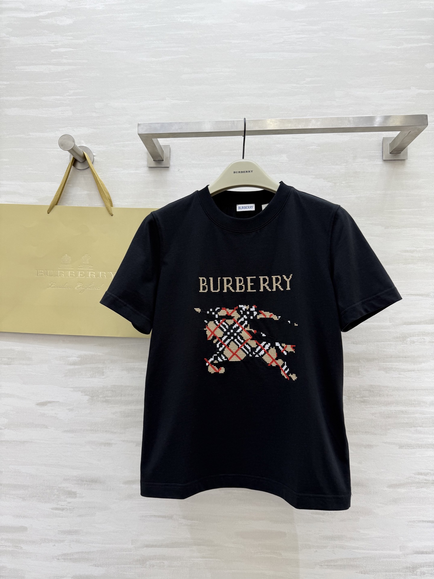 #Burberr♡²⁵重工战马十字绣短袖T恤 高品质定制 现货首发size：S/M/L/XL/XXL（s