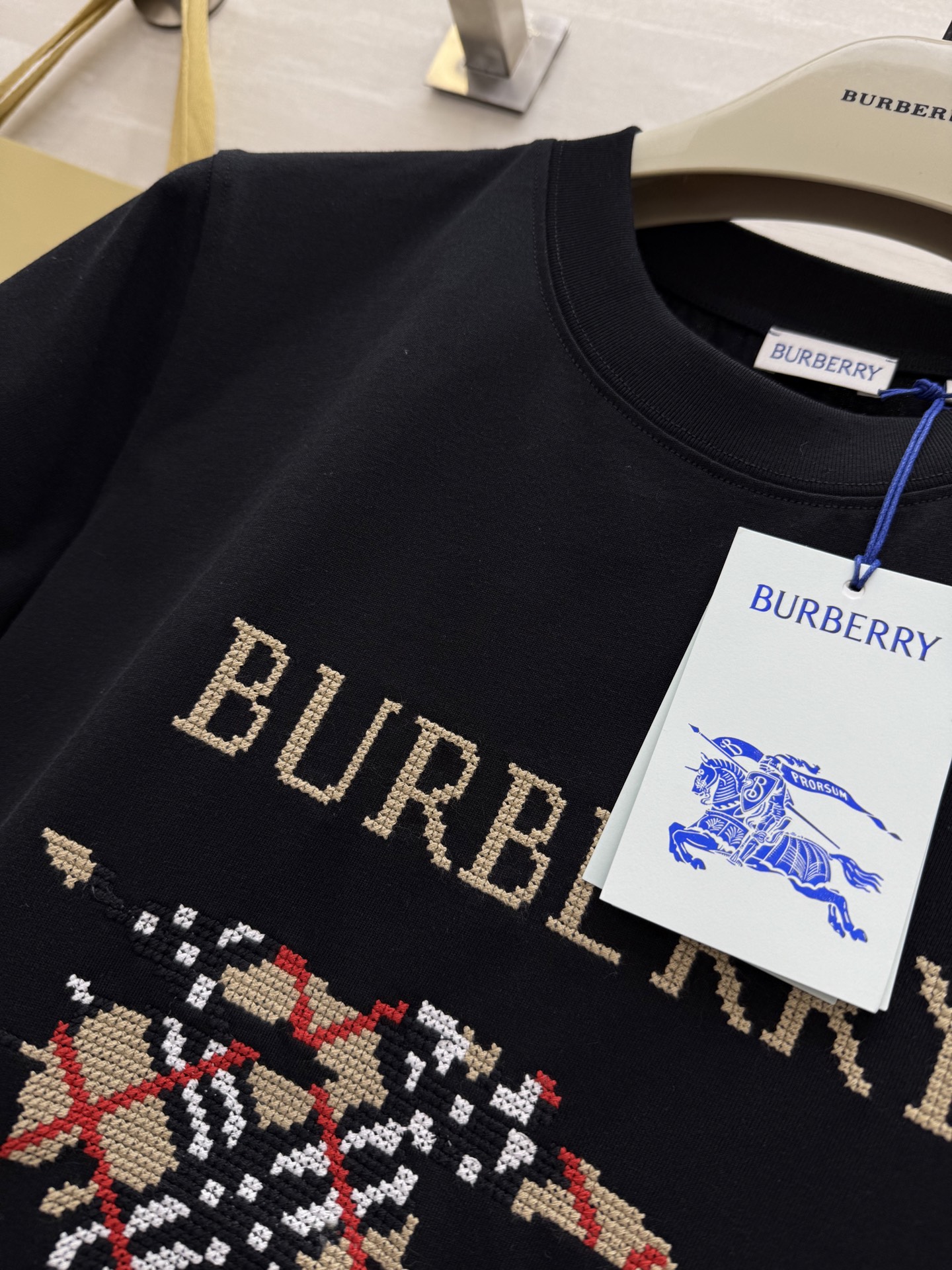 #Burberr♡²⁵重工战马十字绣短袖T恤 高品质定制 现货首发size：S/M/L/XL/XXL（s
