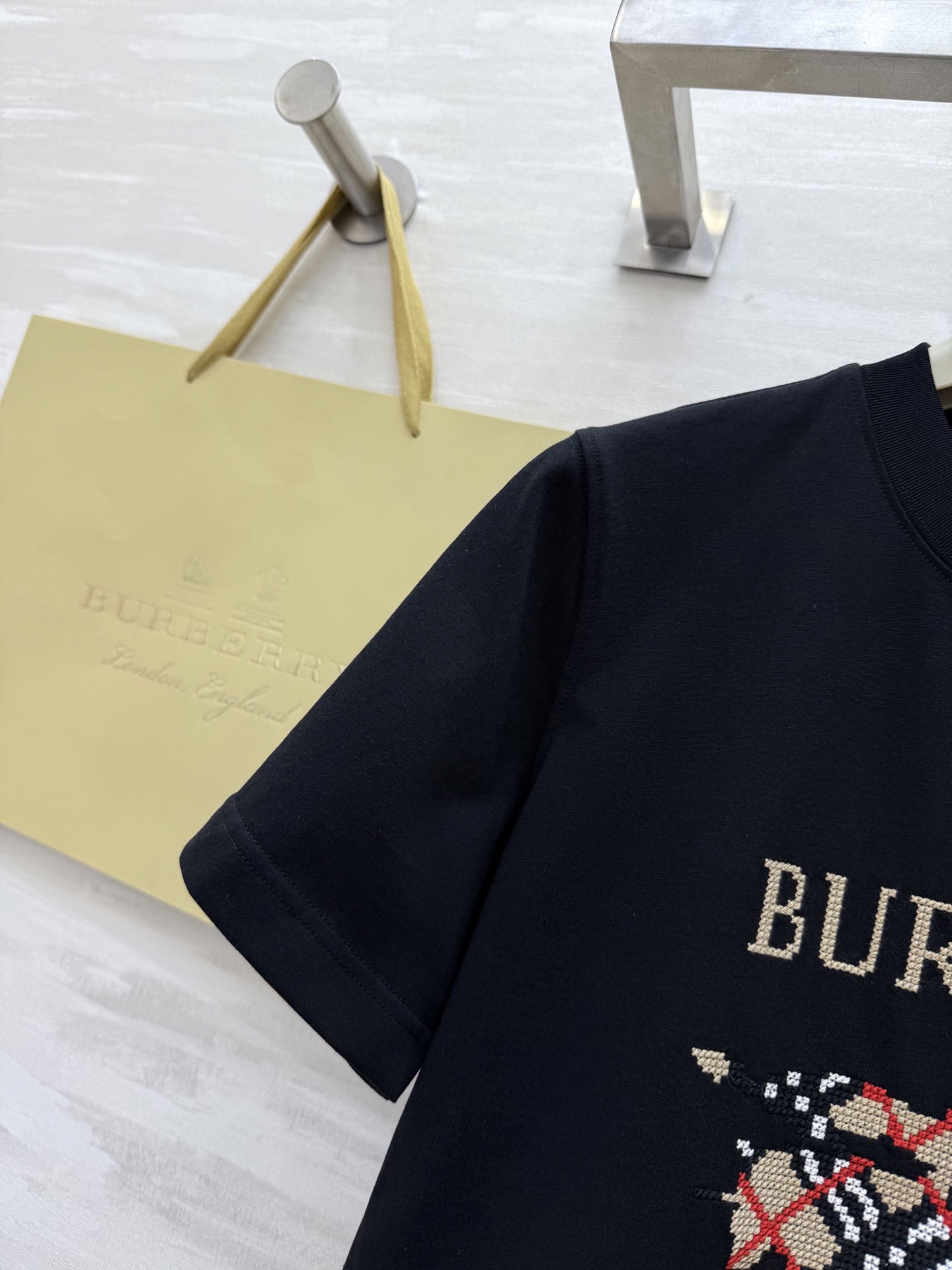 #Burberr♡²⁵重工战马十字绣短袖T恤 高品质定制 现货首发size：S/M/L/XL/XXL（s