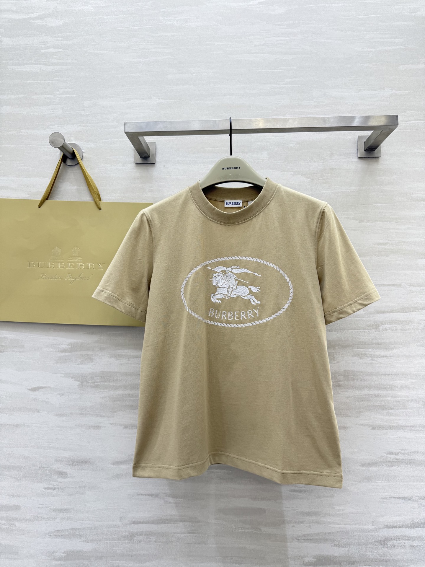 #Burberr♡²⁵新款logo战马刺绣🪡短袖T恤 高品质定制 现货首发size：S/M/L/XL/X