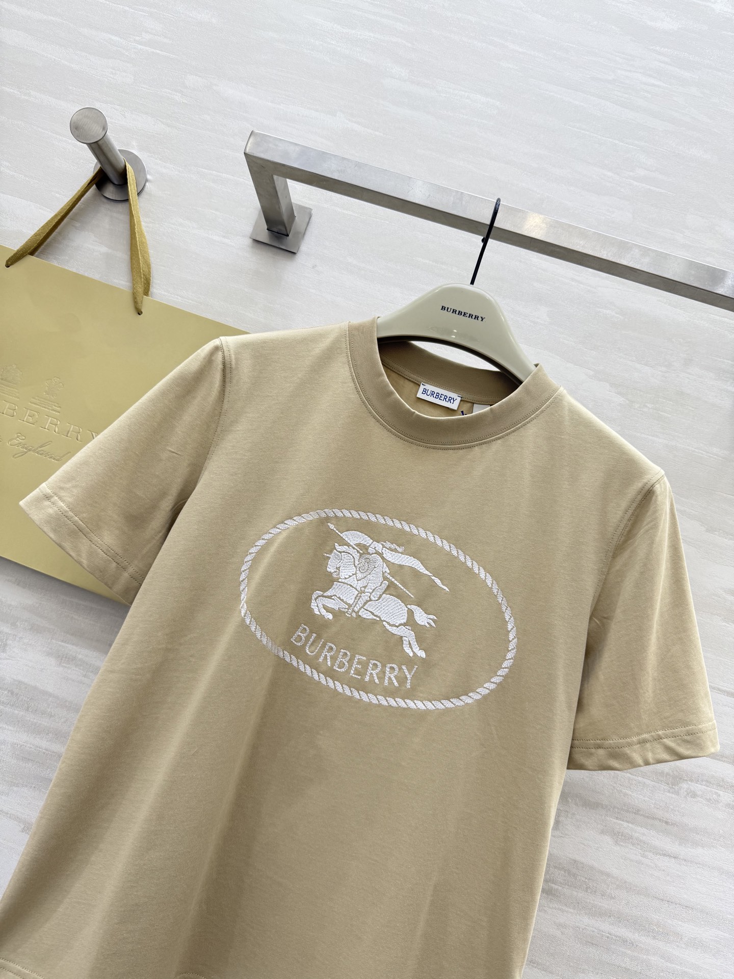 #Burberr♡²⁵新款logo战马刺绣🪡短袖T恤 高品质定制 现货首发size：S/M/L/XL/X