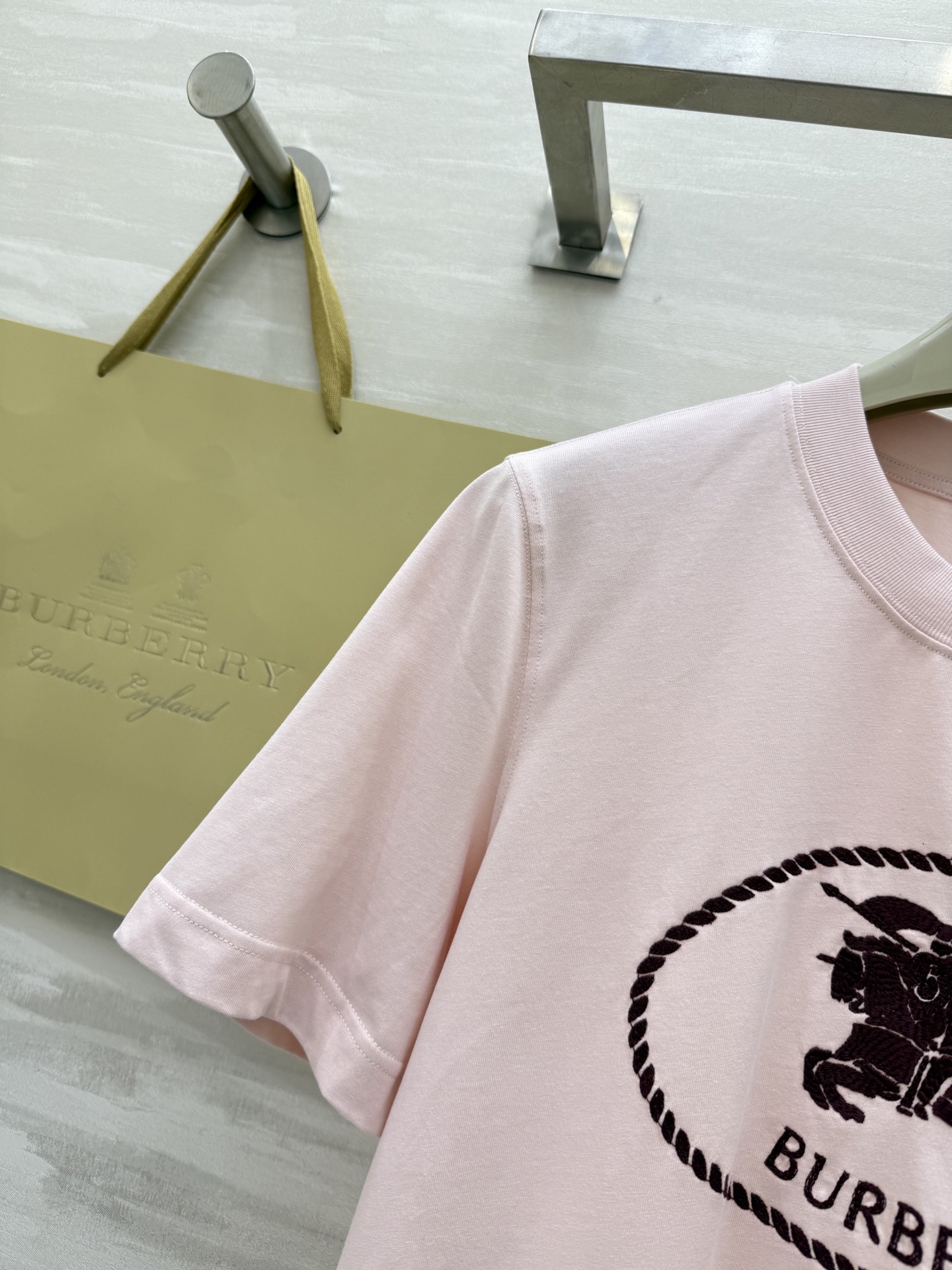 #Burberr♡²⁵新款logo战马刺绣🪡短袖T恤 高品质定制 现货首发size：S/M/L/XL/X