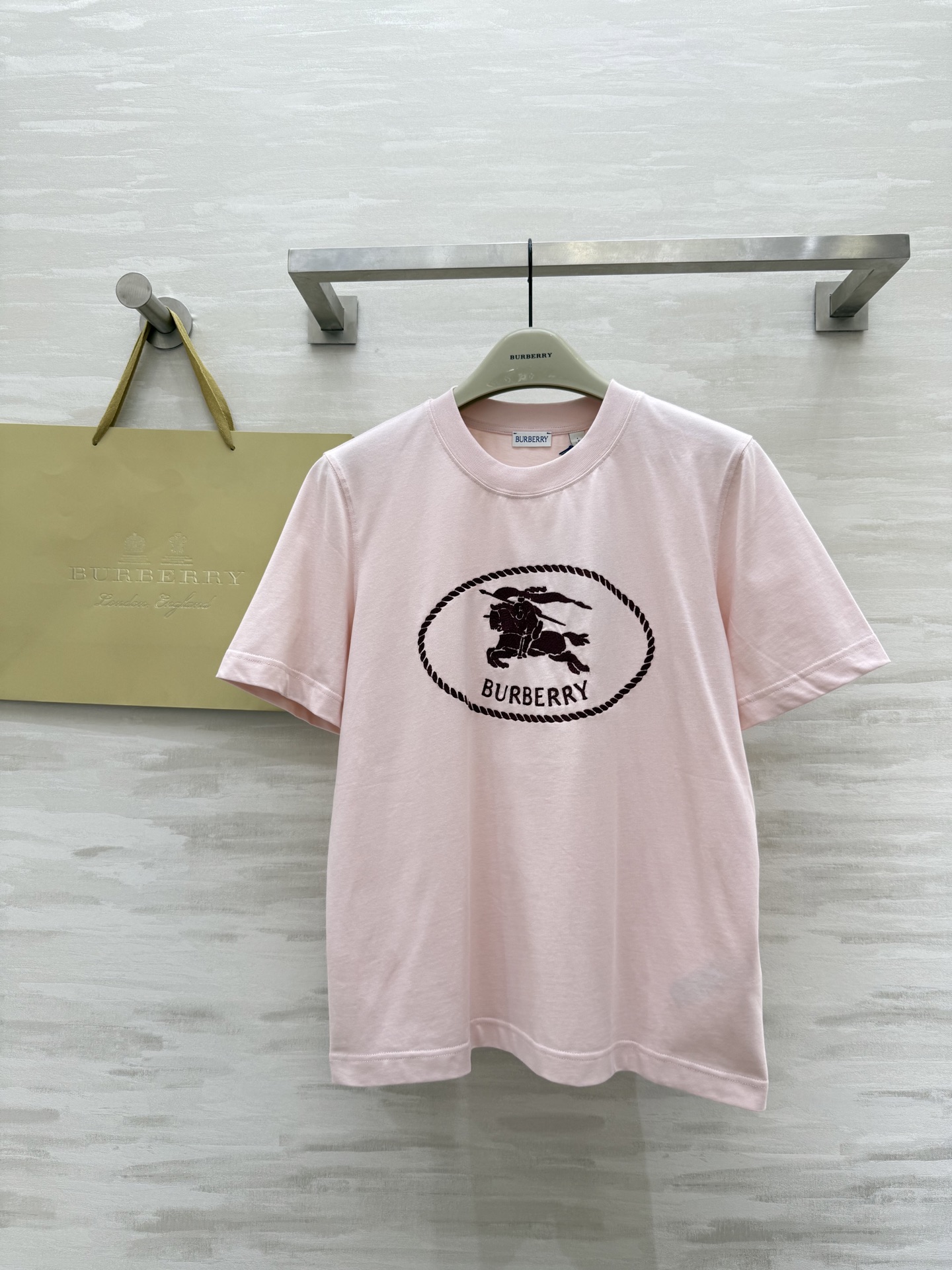 #Burberr♡²⁵新款logo战马刺绣🪡短袖T恤 高品质定制 现货首发size：S/M/L/XL/X