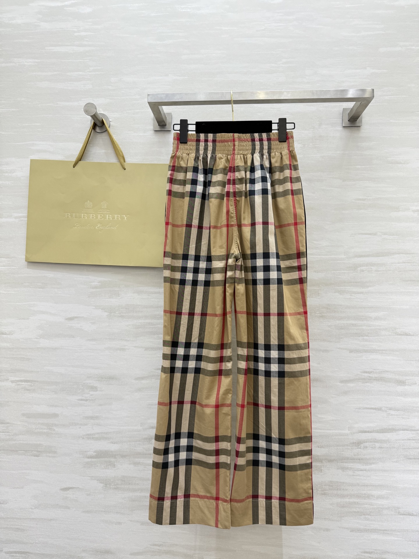 #Burberr♡²⁵新款格纹长裤 棉质斜纹面料打造 侧边融入滚边细节 呈现休闲版型 高品质定制 现货首