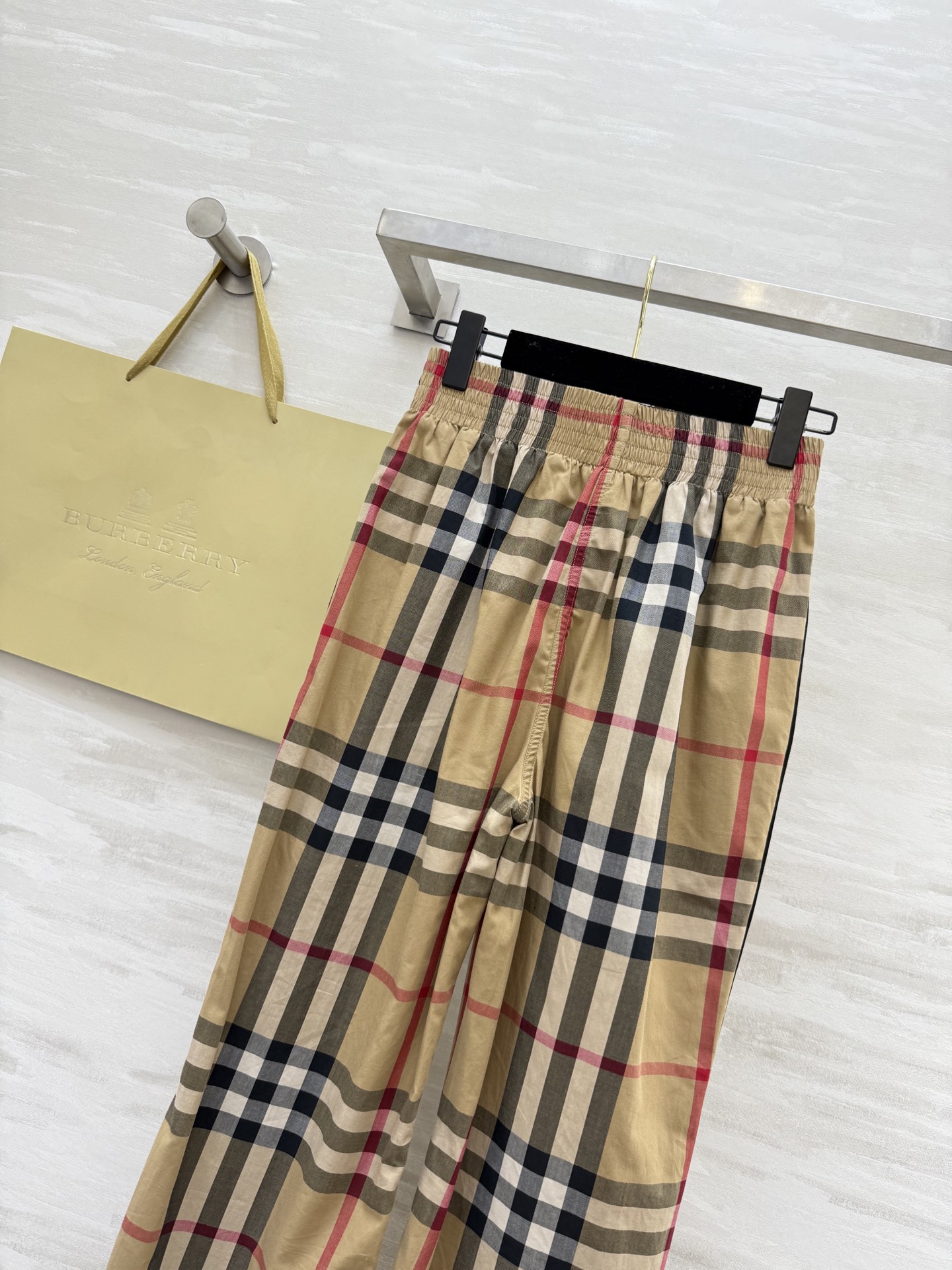 #Burberr♡²⁵新款格纹长裤 棉质斜纹面料打造 侧边融入滚边细节 呈现休闲版型 高品质定制 现货首