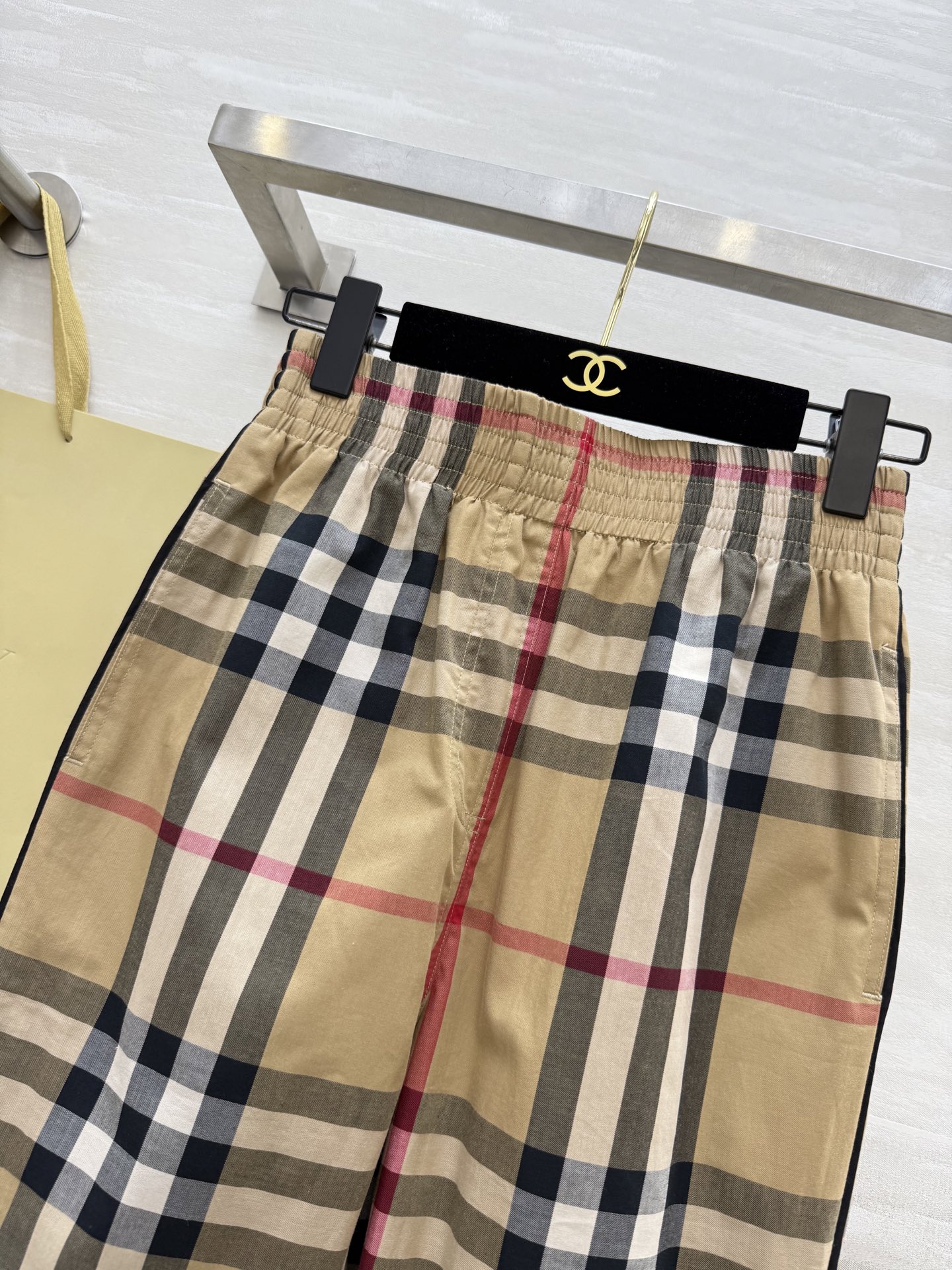 #Burberr♡²⁵新款格纹长裤 棉质斜纹面料打造 侧边融入滚边细节 呈现休闲版型 高品质定制 现货首