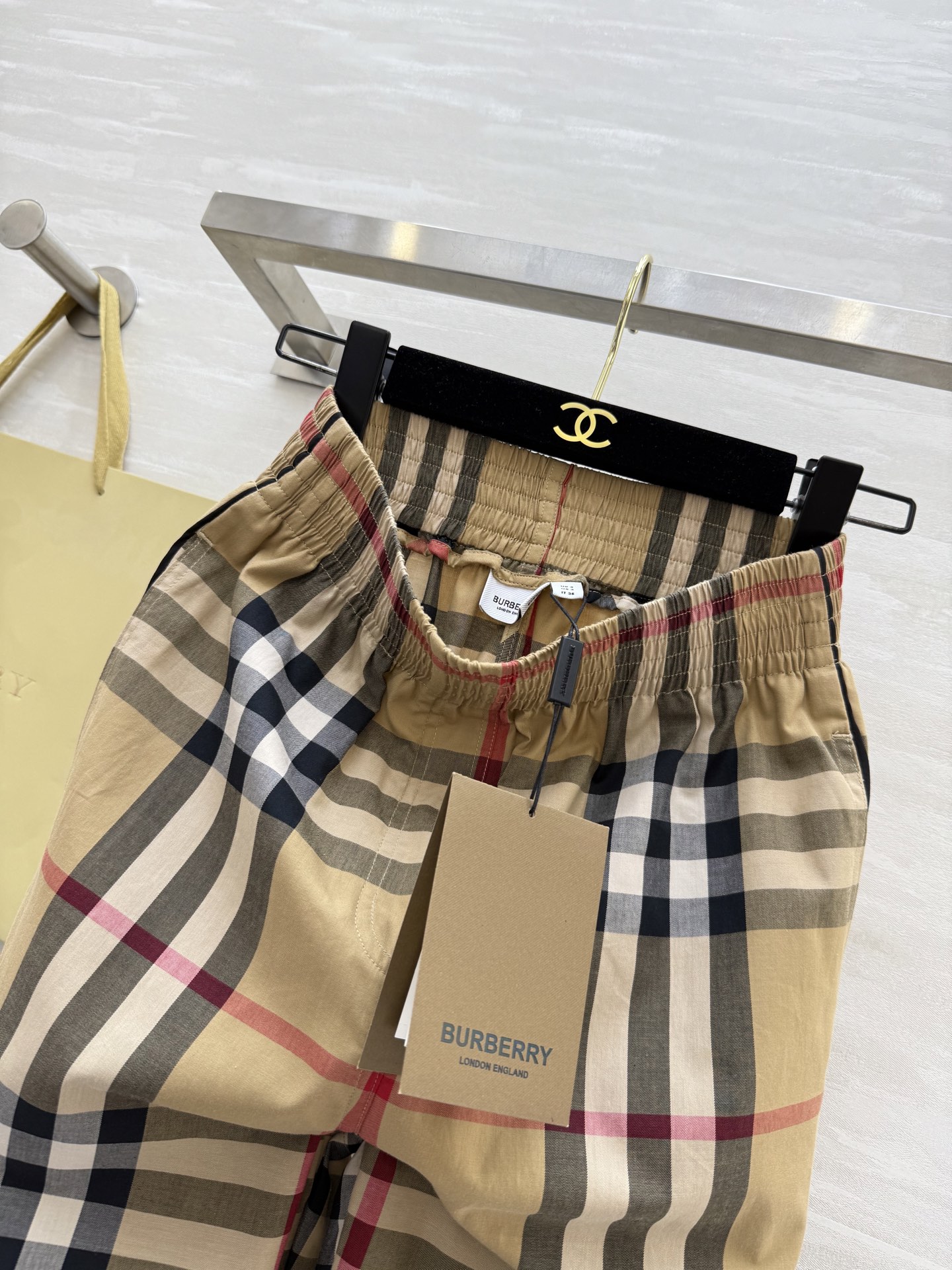 #Burberr♡²⁵新款格纹长裤 棉质斜纹面料打造 侧边融入滚边细节 呈现休闲版型 高品质定制 现货首