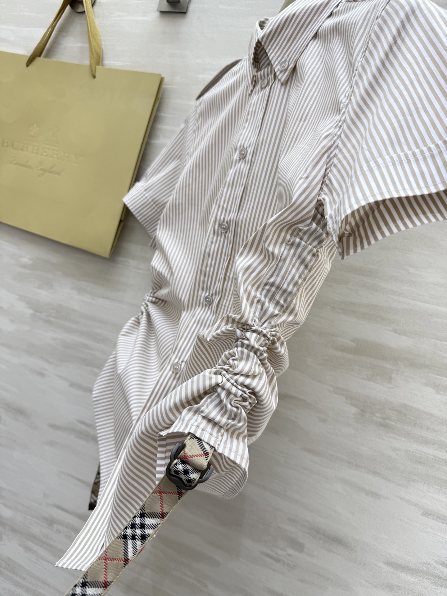 #Burberr♡²⁵双侧抽绳翻领竖条纹衬衣 高品质定制 现货首发size：S/M/L/XL/XXL（s