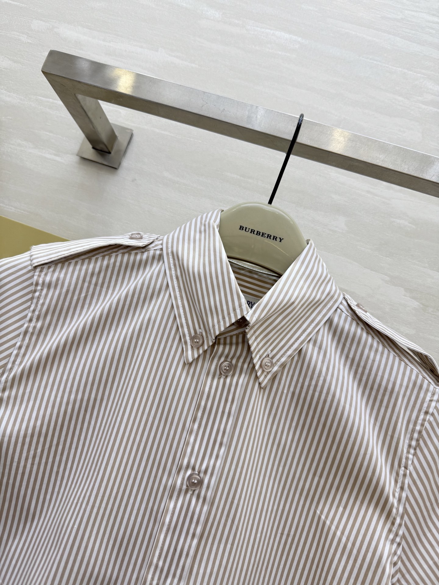 #Burberr♡²⁵双侧抽绳翻领竖条纹衬衣 高品质定制 现货首发size：S/M/L/XL/XXL（s