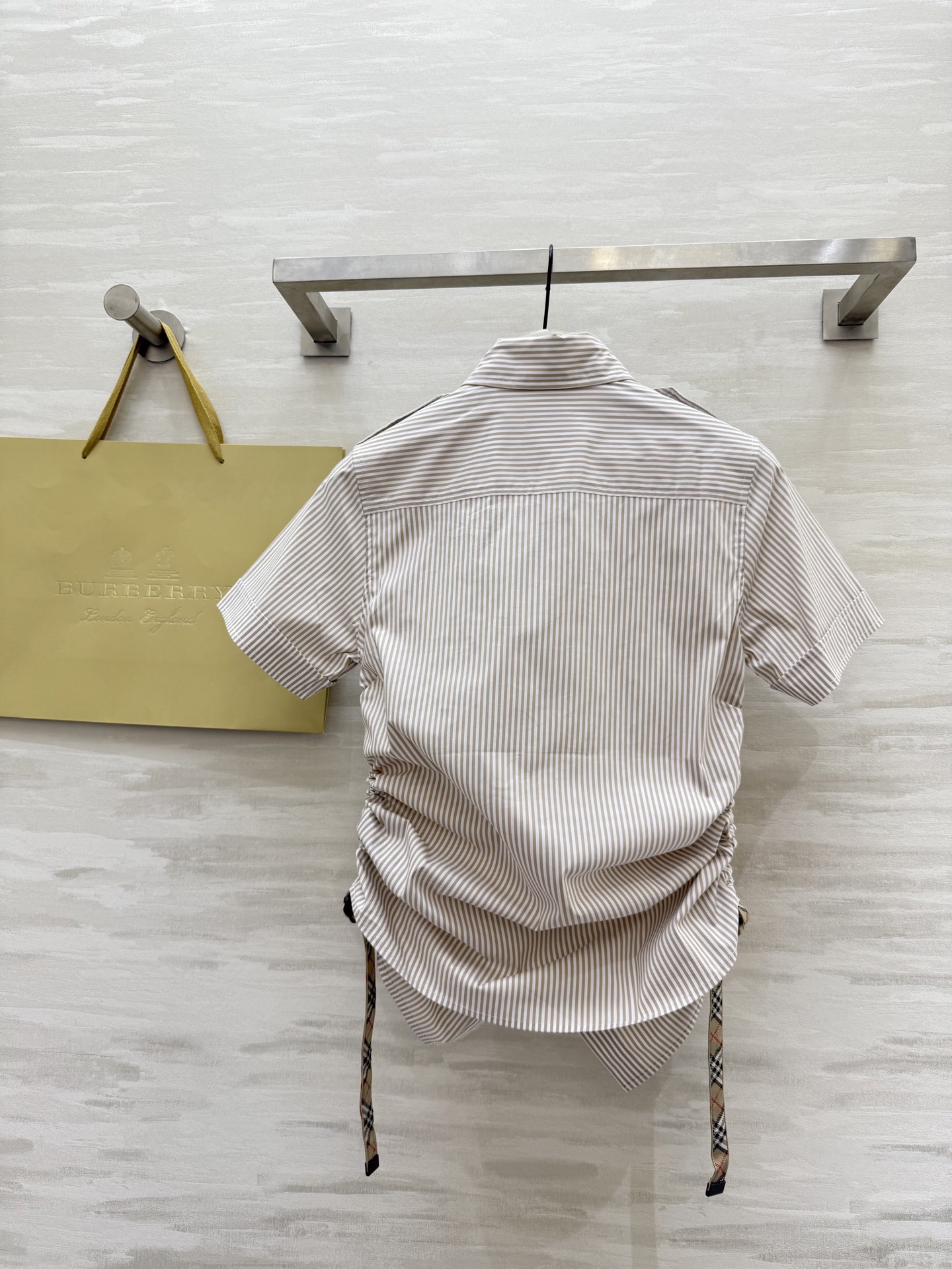 #Burberr♡²⁵双侧抽绳翻领竖条纹衬衣 高品质定制 现货首发size：S/M/L/XL/XXL（s