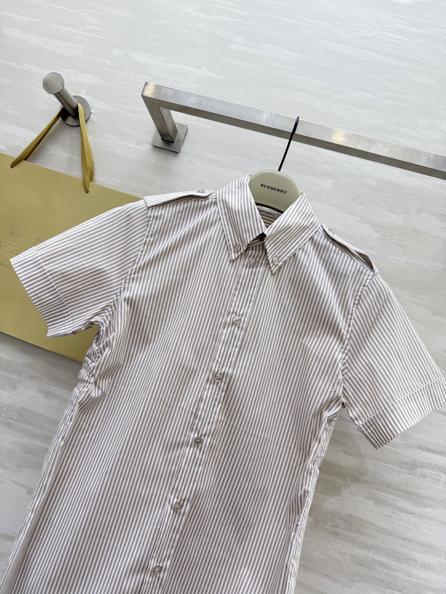 #Burberr♡²⁵双侧抽绳翻领竖条纹衬衣 高品质定制 现货首发size：S/M/L/XL/XXL（s
