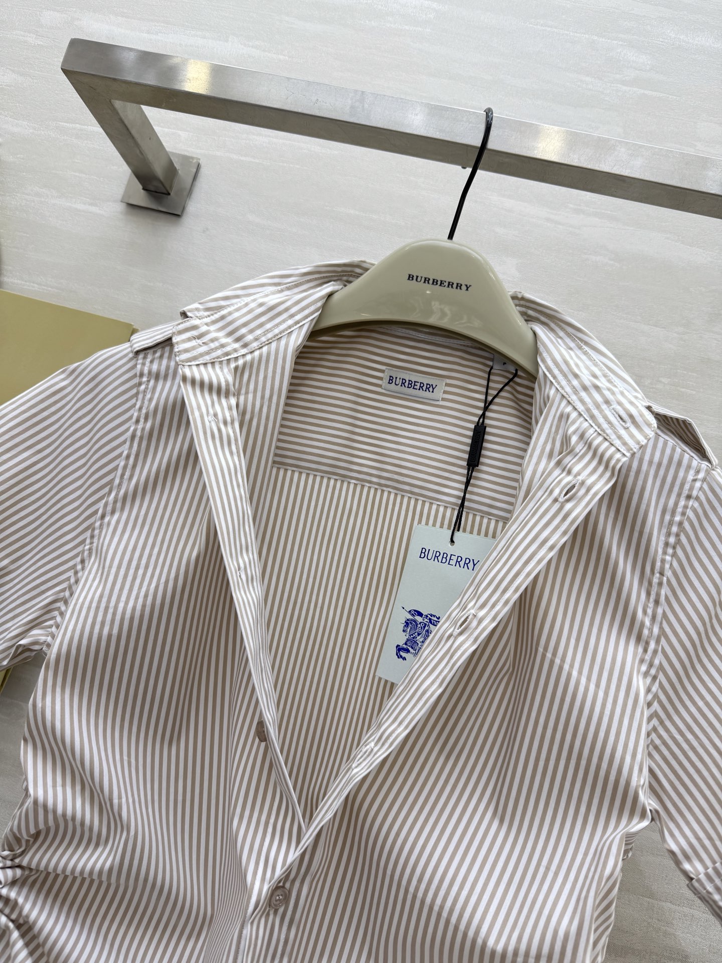 #Burberr♡²⁵双侧抽绳翻领竖条纹衬衣 高品质定制 现货首发size：S/M/L/XL/XXL（s