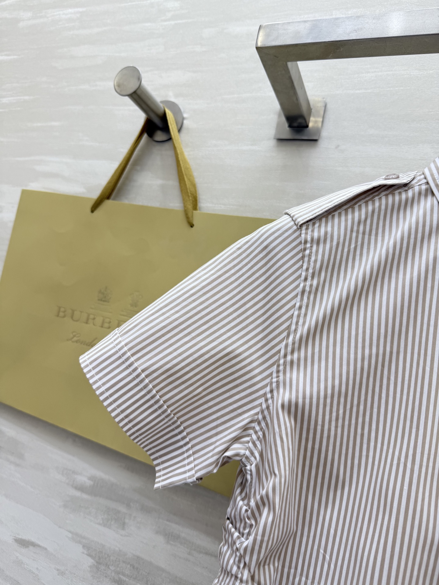 #Burberr♡²⁵双侧抽绳翻领竖条纹衬衣 高品质定制 现货首发size：S/M/L/XL/XXL（s