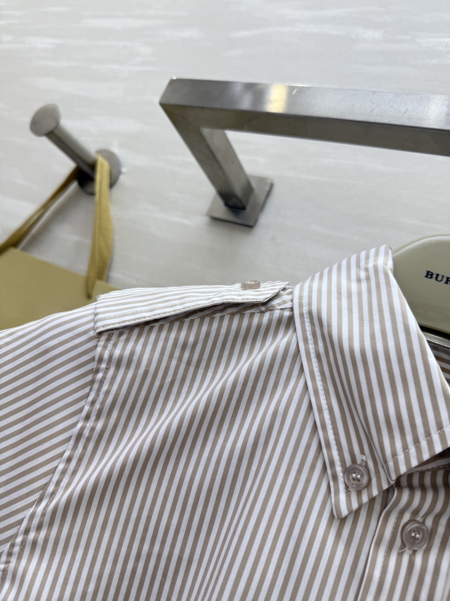 #Burberr♡²⁵双侧抽绳翻领竖条纹衬衣 高品质定制 现货首发size：S/M/L/XL/XXL（s