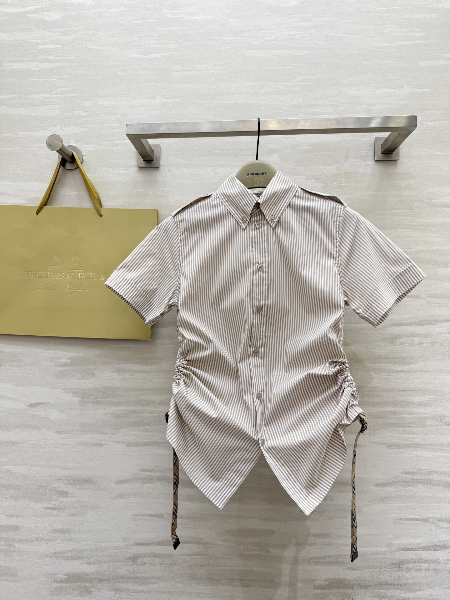 #Burberr♡²⁵双侧抽绳翻领竖条纹衬衣 高品质定制 现货首发size：S/M/L/XL/XXL（s