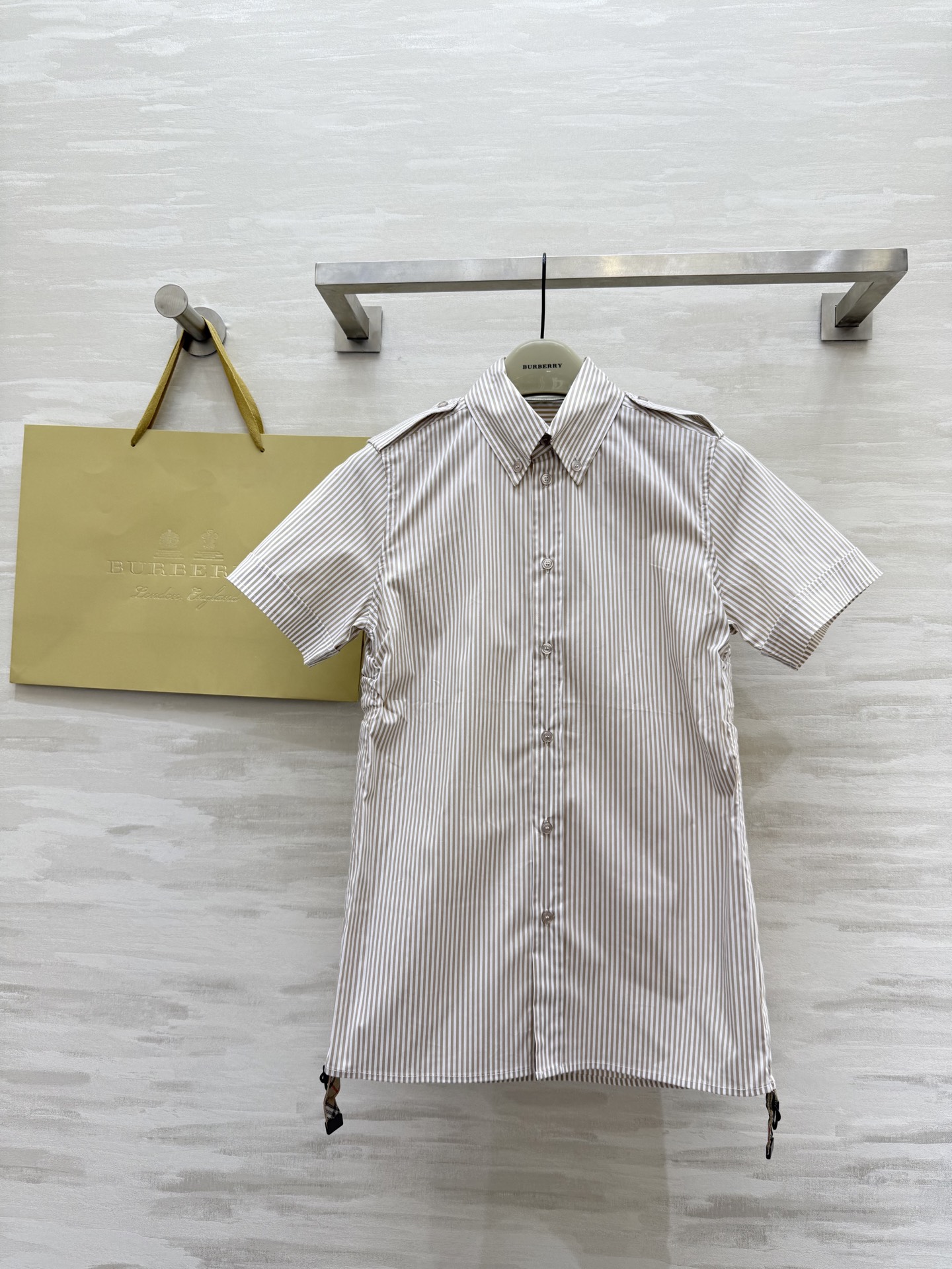 #Burberr♡²⁵双侧抽绳翻领竖条纹衬衣 高品质定制 现货首发size：S/M/L/XL/XXL（s