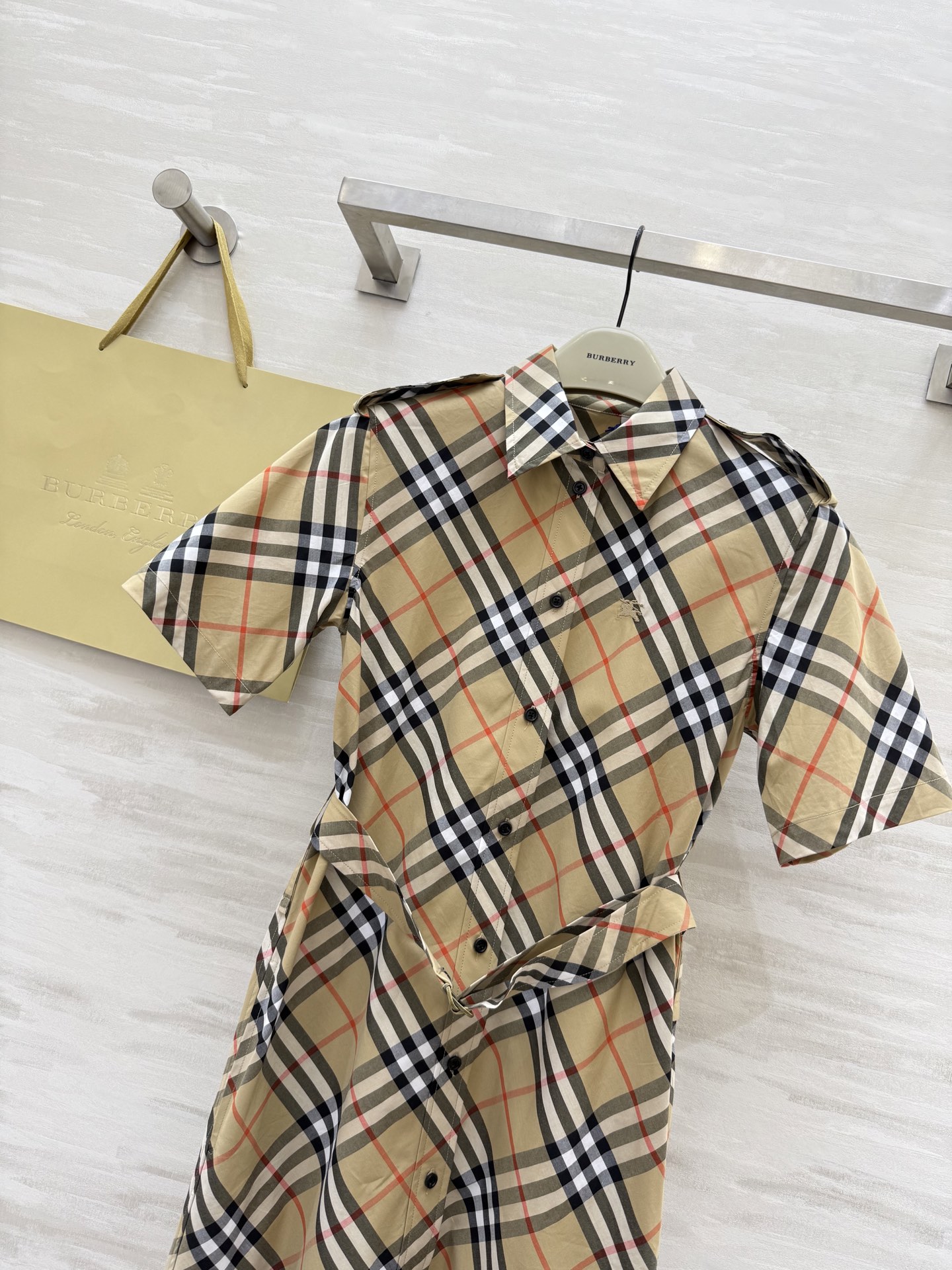 #Burberr♡²⁵新款对格纹斜格短袖翻领连衣裙 高品质定制 现货首发size：4/6/8/10/12