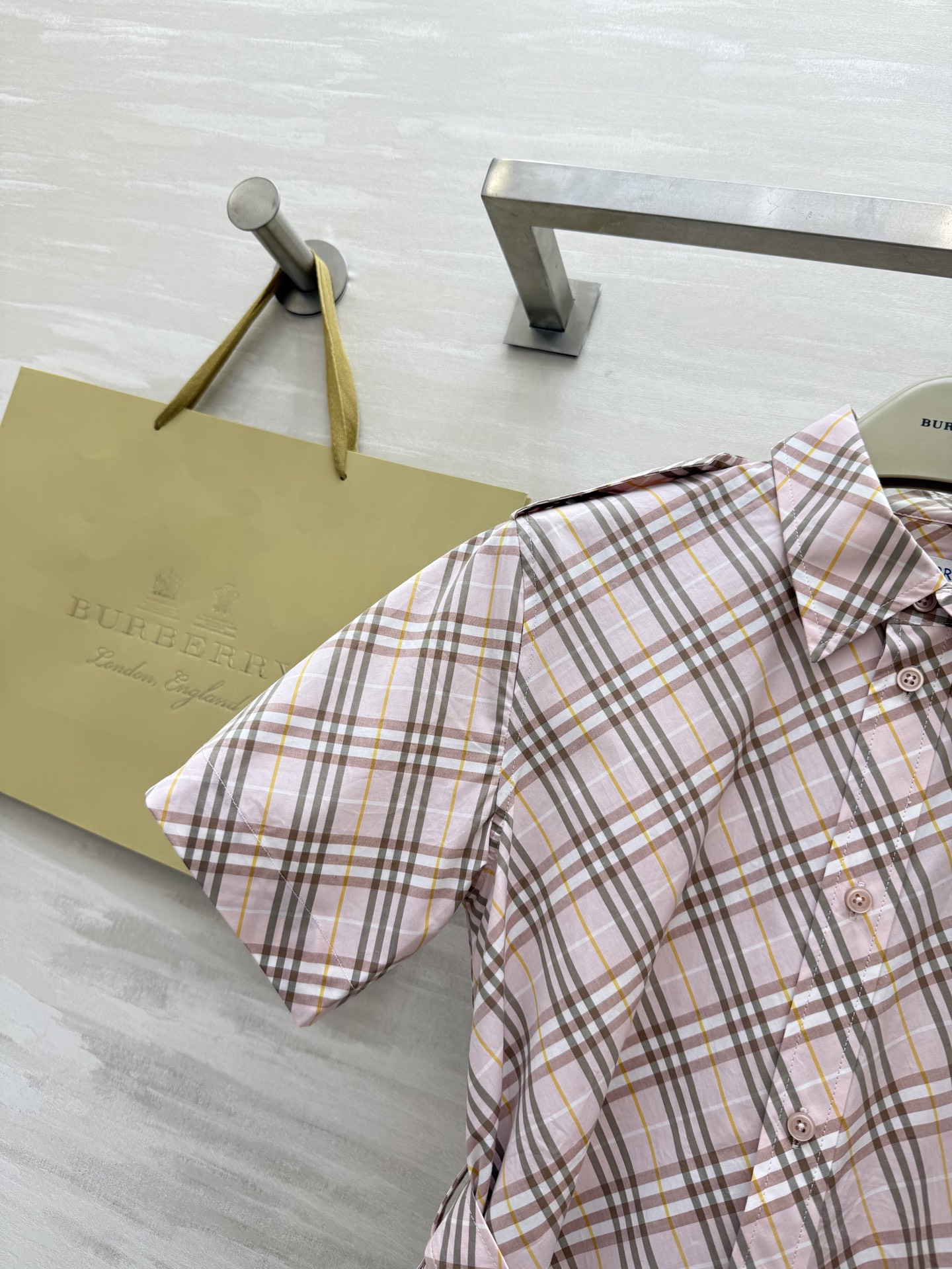 #Burberr♡²⁵新款对格纹斜格短袖翻领连衣裙 高品质定制 现货首发size：S/M/L/XL/XX