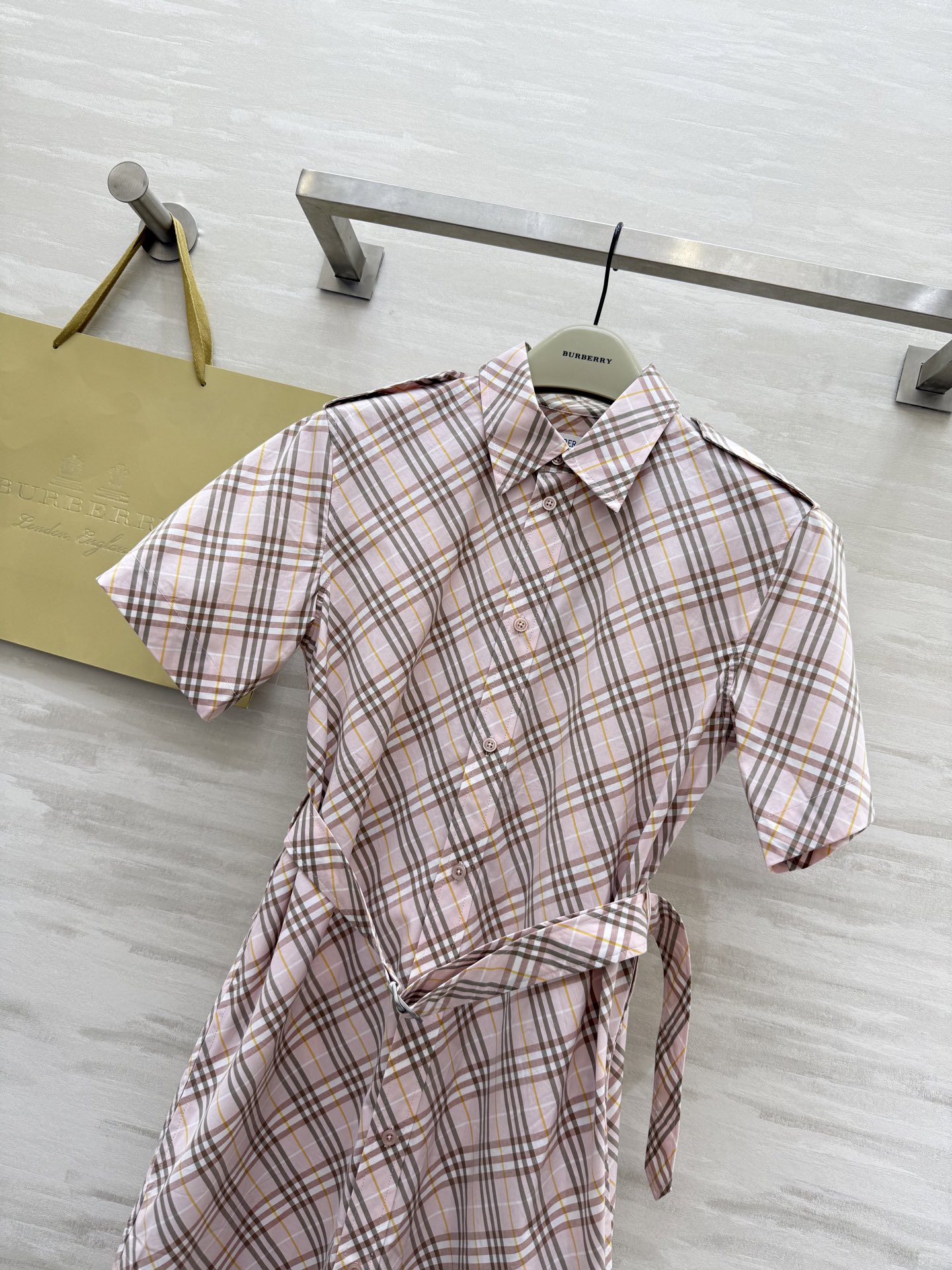 #Burberr♡²⁵新款对格纹斜格短袖翻领连衣裙 高品质定制 现货首发size：S/M/L/XL/XX