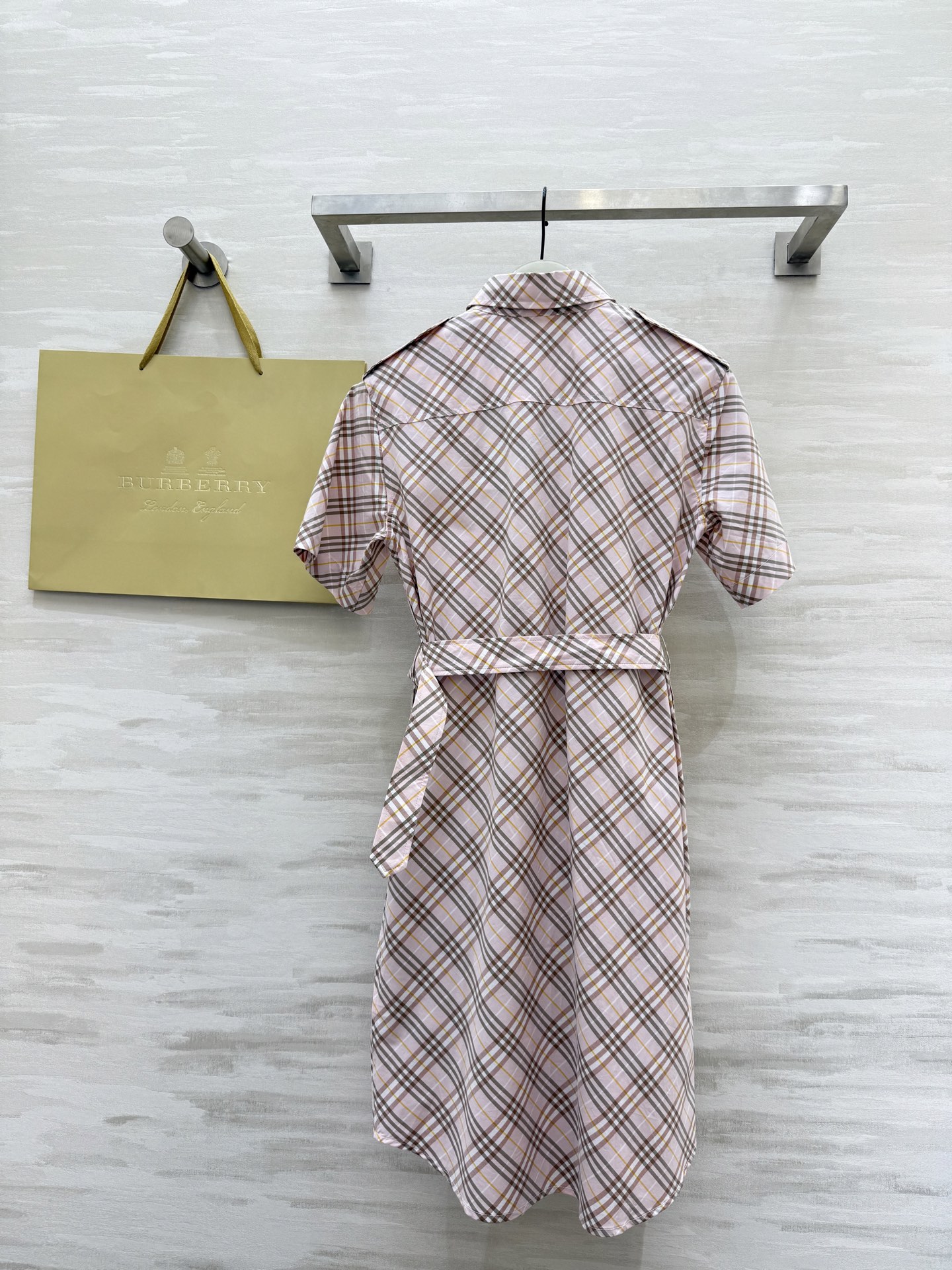 #Burberr♡²⁵新款对格纹斜格短袖翻领连衣裙 高品质定制 现货首发size：S/M/L/XL/XX