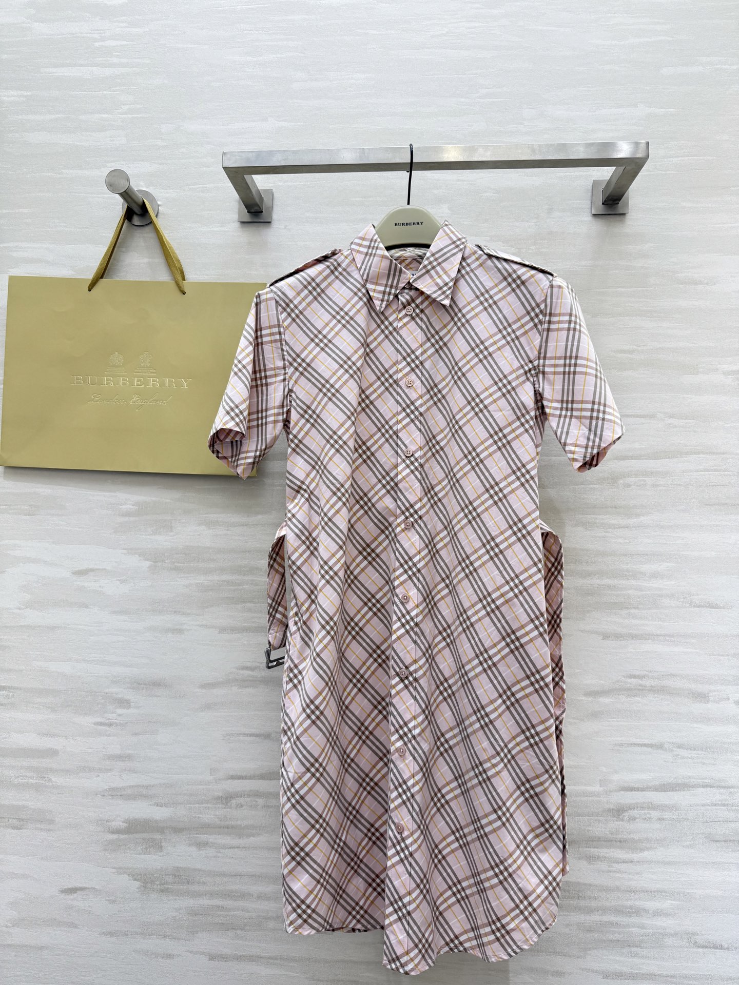 #Burberr♡²⁵新款对格纹斜格短袖翻领连衣裙 高品质定制 现货首发size：S/M/L/XL/XX