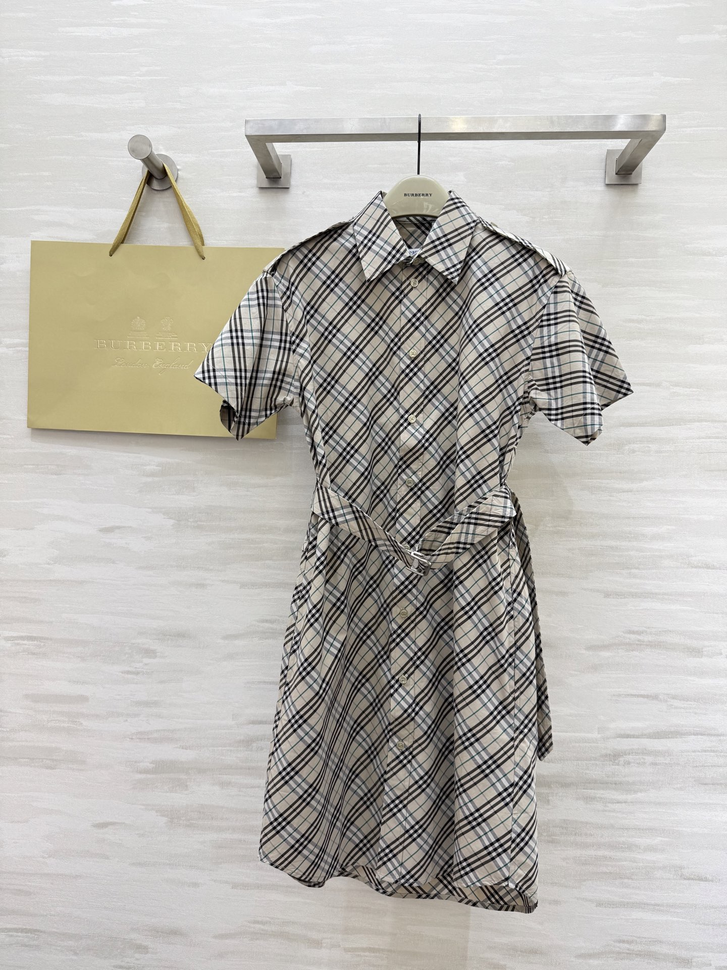 #Burberr♡²⁵新款对格纹斜格短袖翻领连衣裙 高品质定制 现货首发size：S/M/L/XL/XX