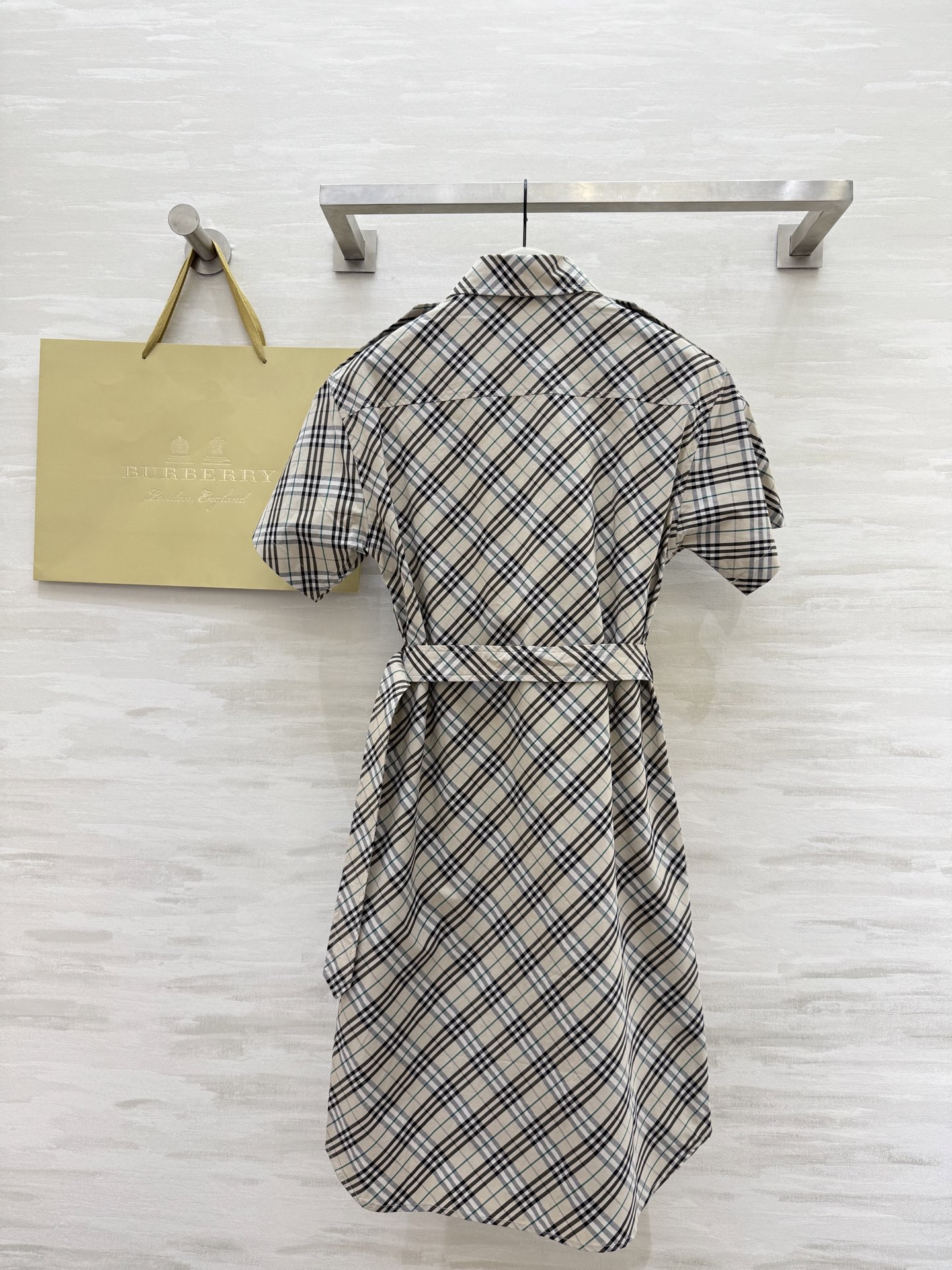 #Burberr♡²⁵新款对格纹斜格短袖翻领连衣裙 高品质定制 现货首发size：S/M/L/XL/XX