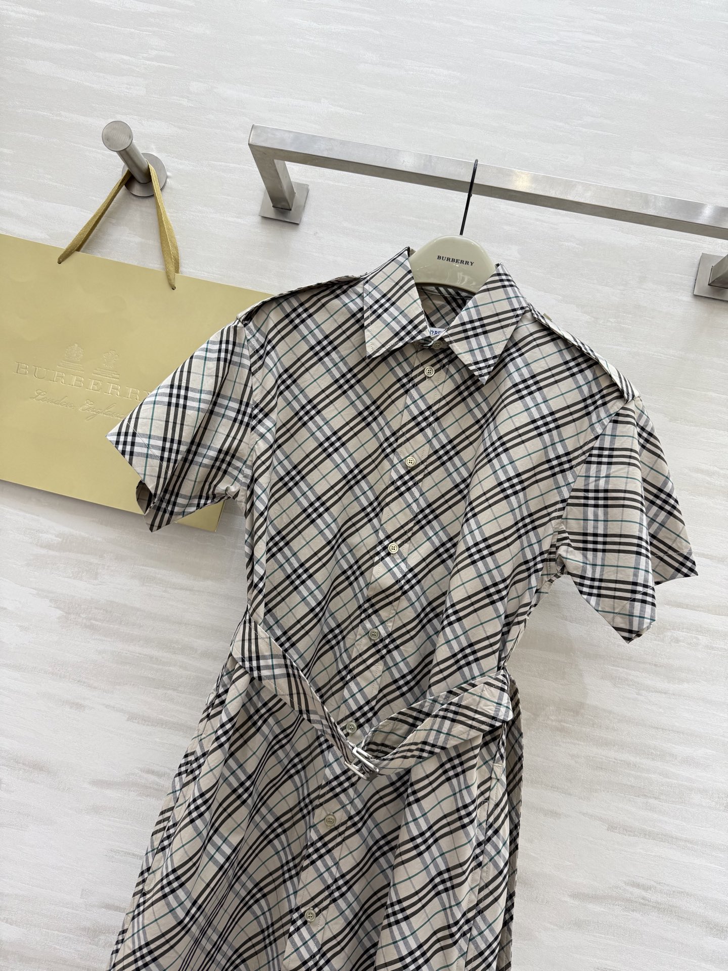 #Burberr♡²⁵新款对格纹斜格短袖翻领连衣裙 高品质定制 现货首发size：S/M/L/XL/XX