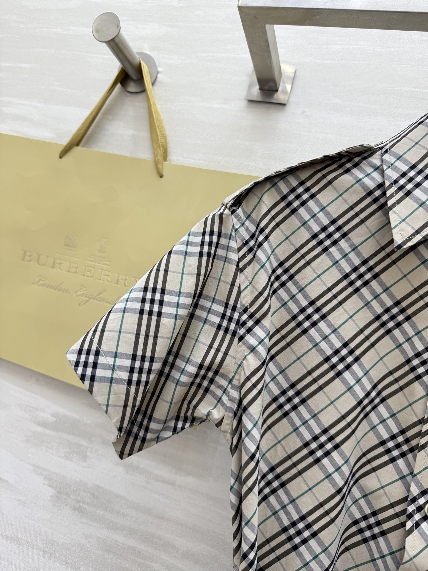 #Burberr♡²⁵新款对格纹斜格短袖翻领连衣裙 高品质定制 现货首发size：S/M/L/XL/XX