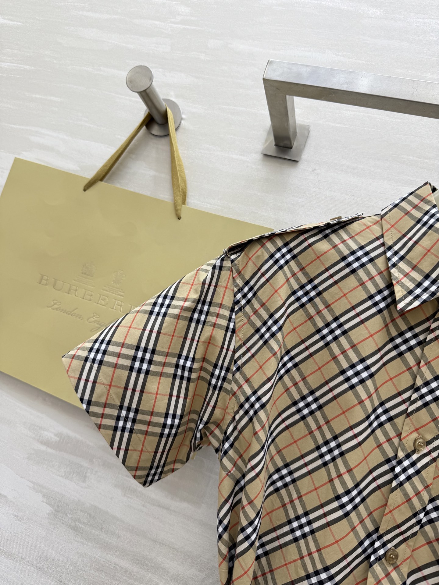 #Burberr♡²⁵新款对格纹斜格短袖翻领连衣裙 高品质定制 现货首发size：S/M/L/XL/XX