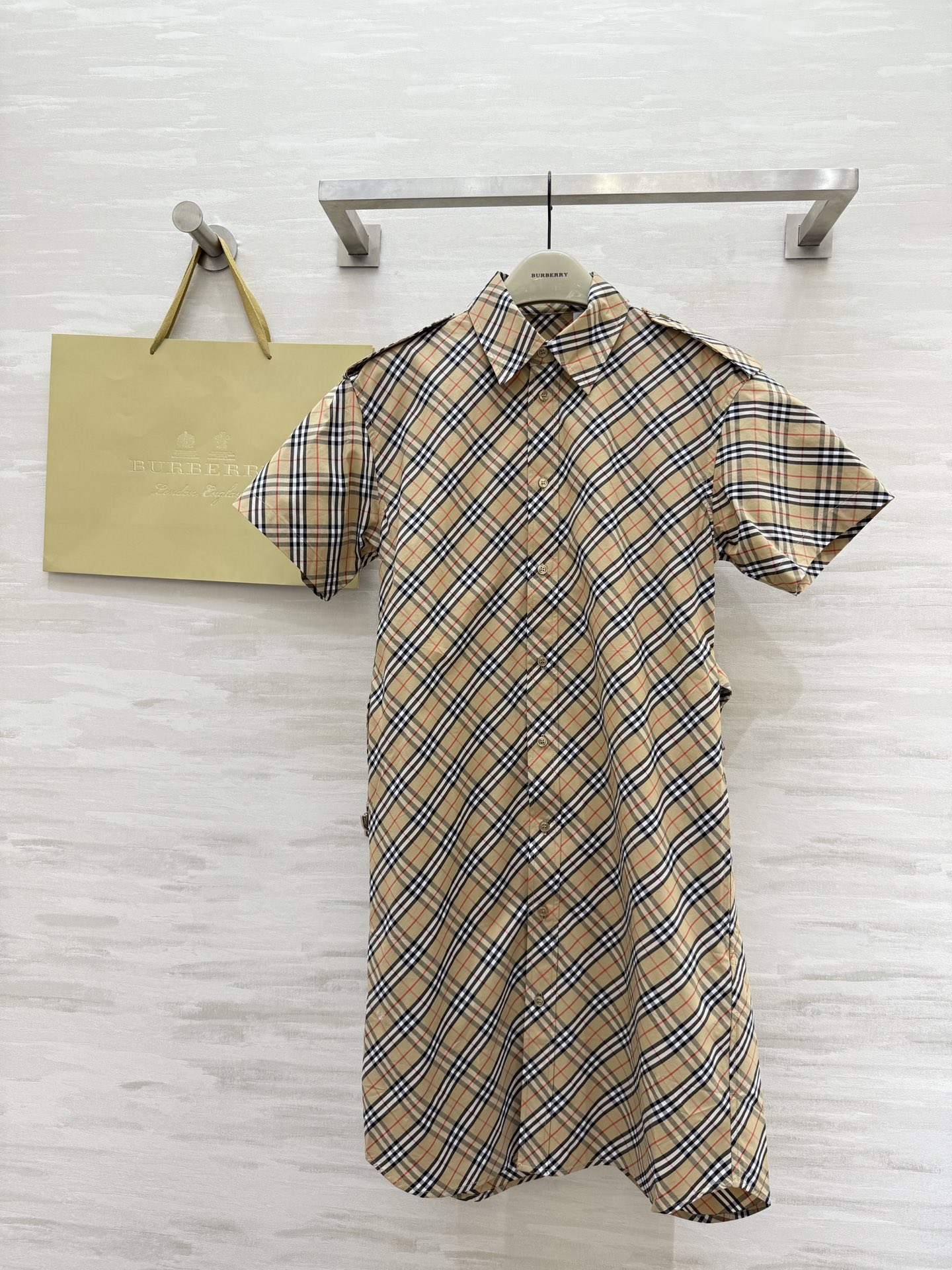 #Burberr♡²⁵新款对格纹斜格短袖翻领连衣裙 高品质定制 现货首发size：S/M/L/XL/XX