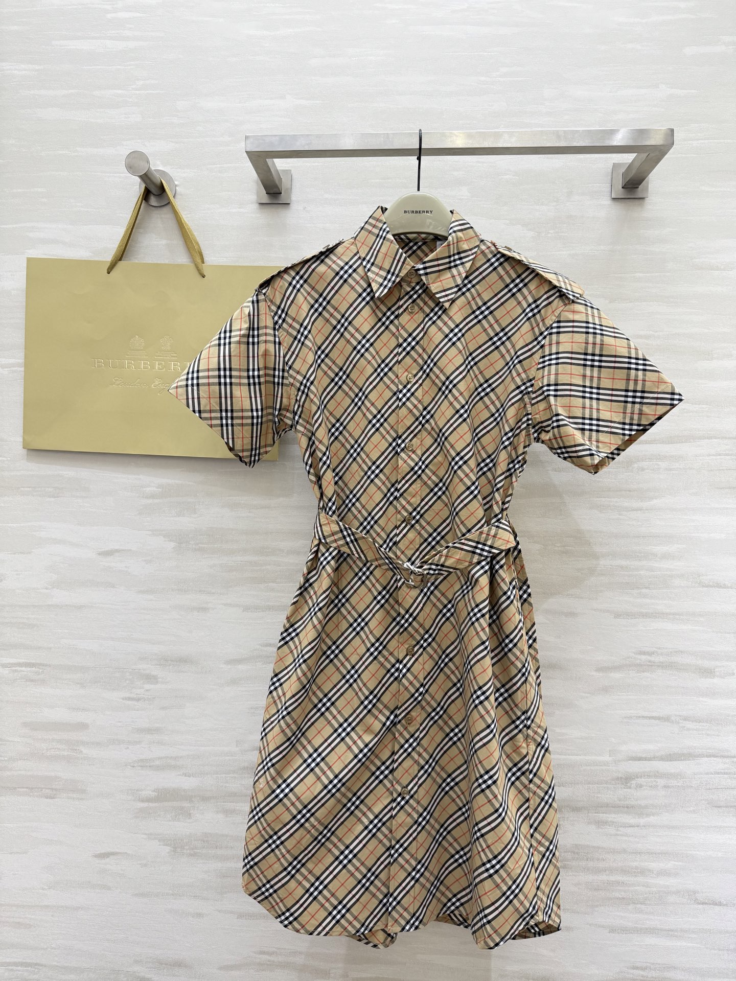 #Burberr♡²⁵新款对格纹斜格短袖翻领连衣裙 高品质定制 现货首发size：S/M/L/XL/XX