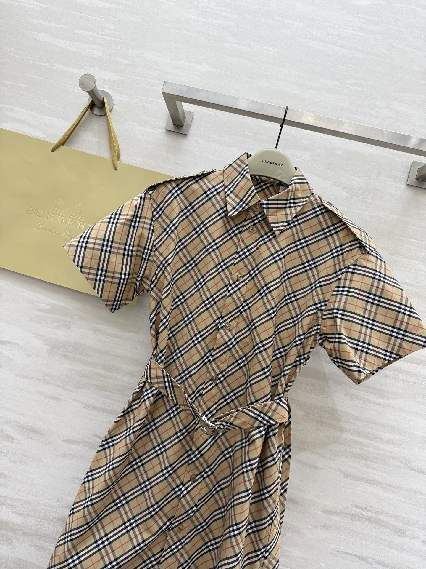 #Burberr♡²⁵新款对格纹斜格短袖翻领连衣裙 高品质定制 现货首发size：S/M/L/XL/XX