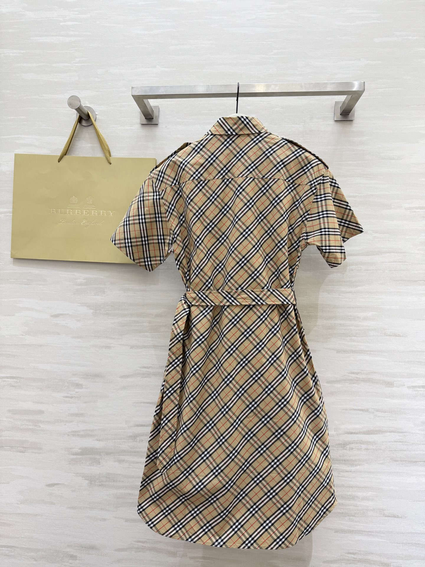 #Burberr♡²⁵新款对格纹斜格短袖翻领连衣裙 高品质定制 现货首发size：S/M/L/XL/XX