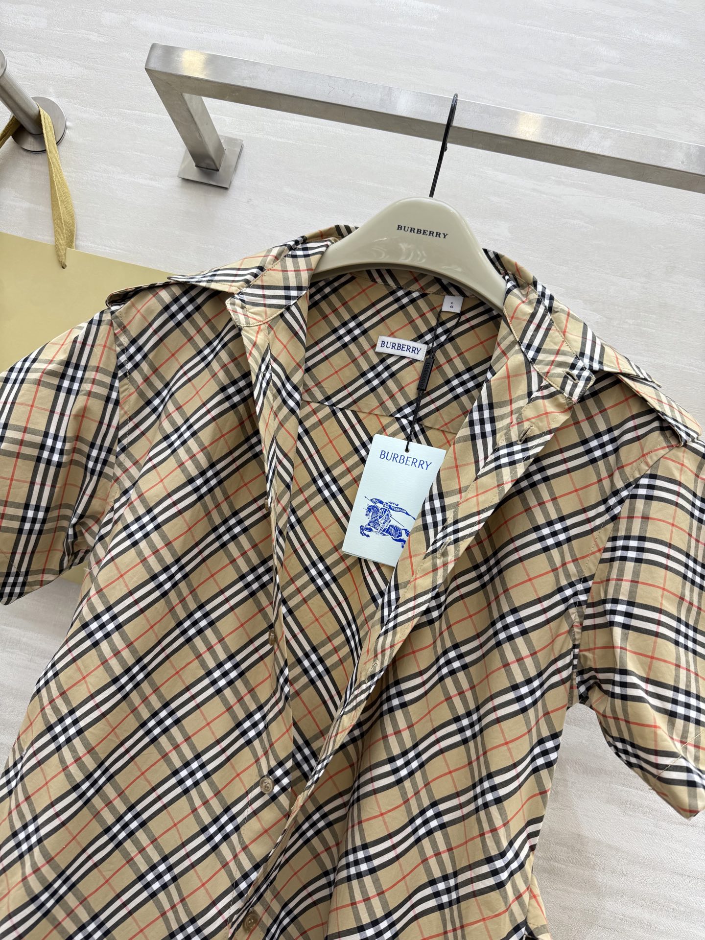 #Burberr♡²⁵新款对格纹斜格短袖翻领连衣裙 高品质定制 现货首发size：S/M/L/XL/XX
