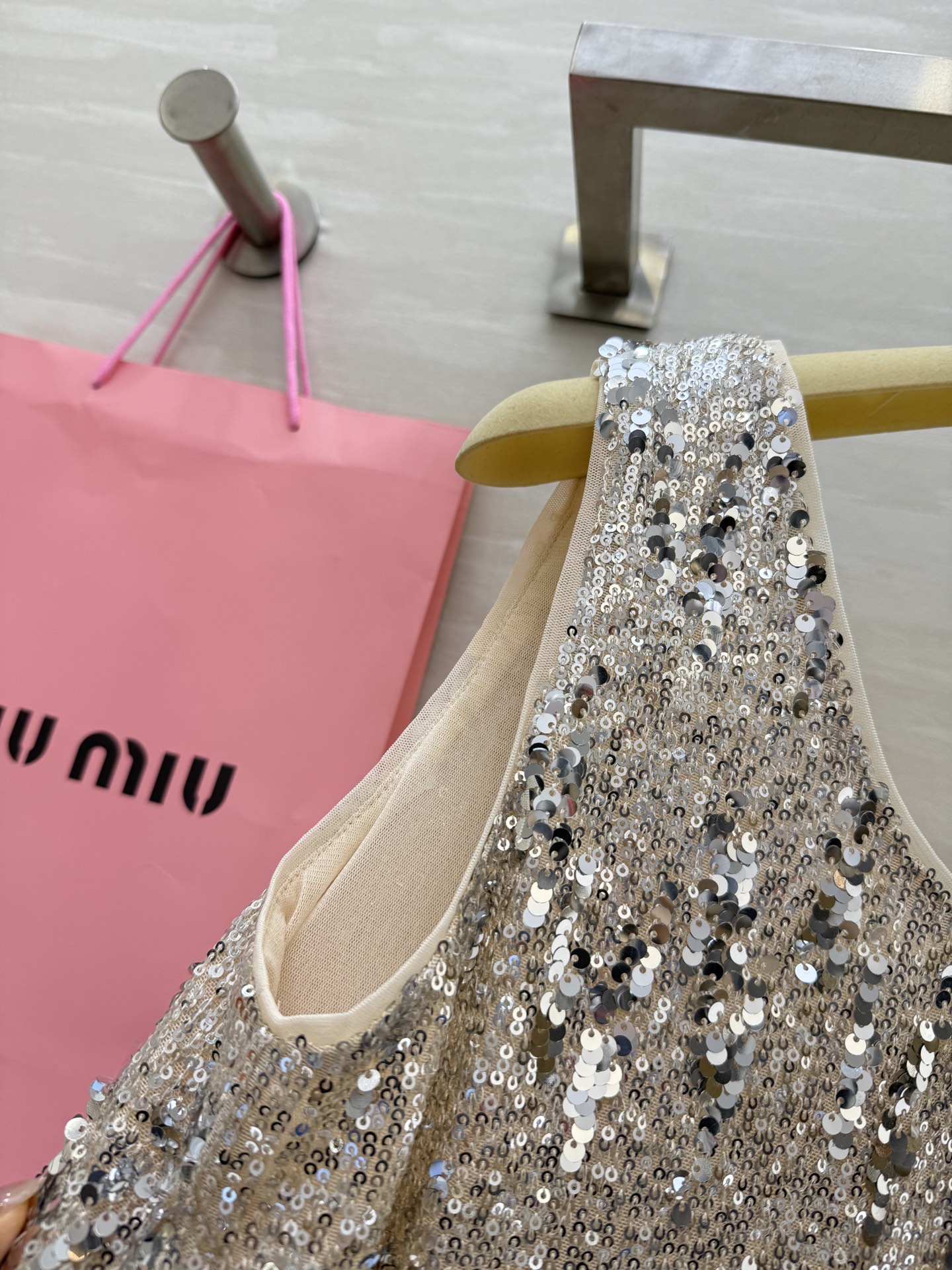 #Miumi♡²⁵新款亮片背心 定制珠片超级漂亮的颜色 内里做了里衬 上身完全不扎肤 高品质定制 现货首