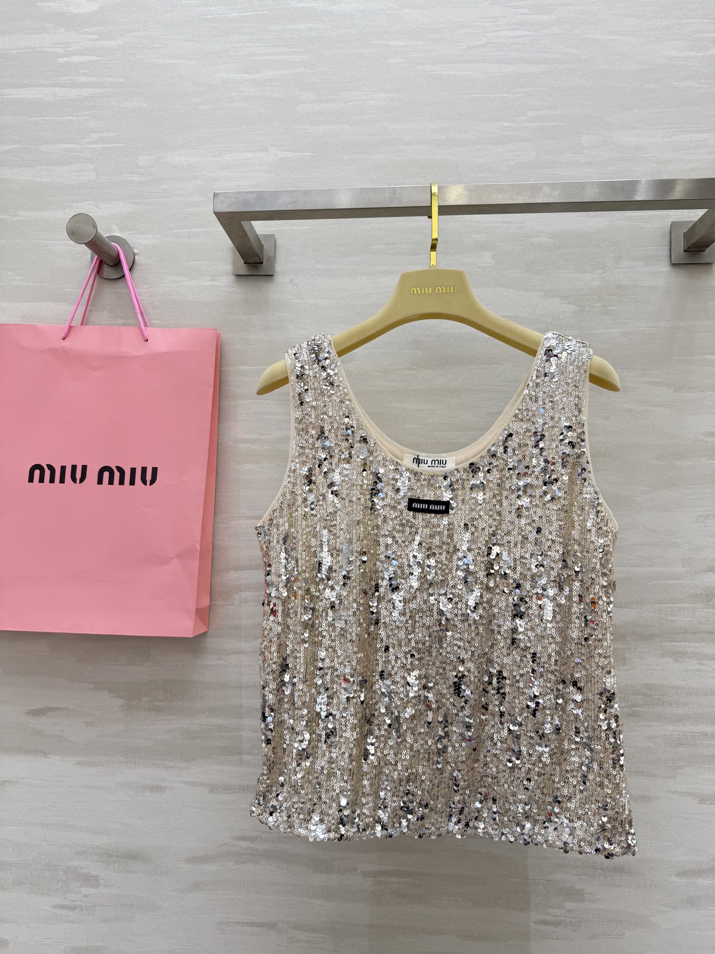 #Miumi♡²⁵新款亮片背心 定制珠片超级漂亮的颜色 内里做了里衬 上身完全不扎肤 高品质定制 现货首