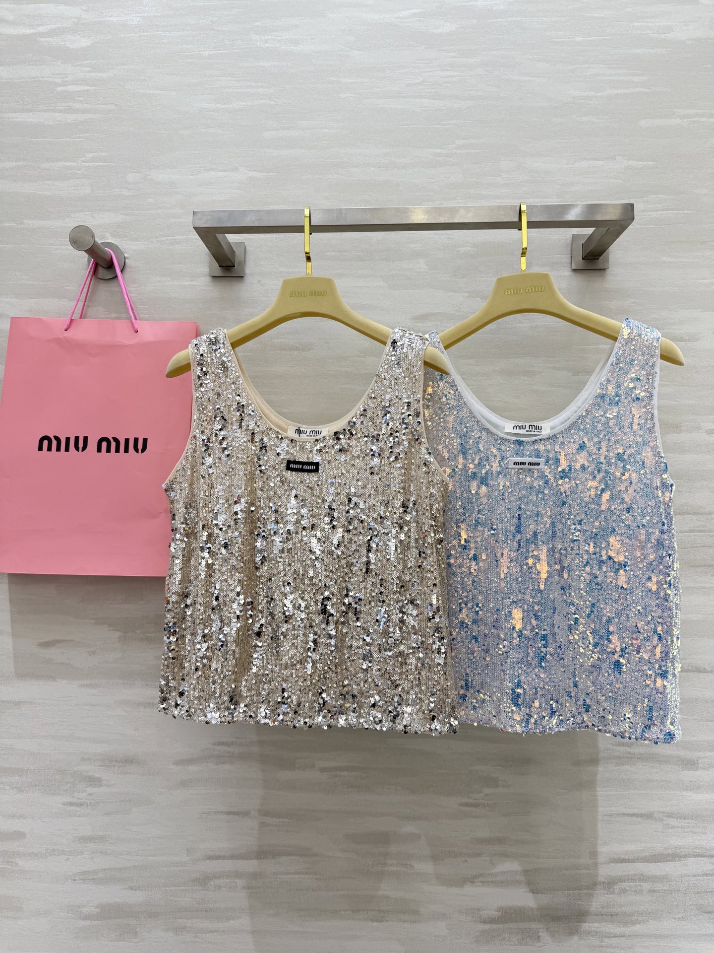 #Miumi♡²⁵新款亮片背心 定制珠片超级漂亮的颜色 内里做了里衬 上身完全不扎肤 高品质定制 现货首