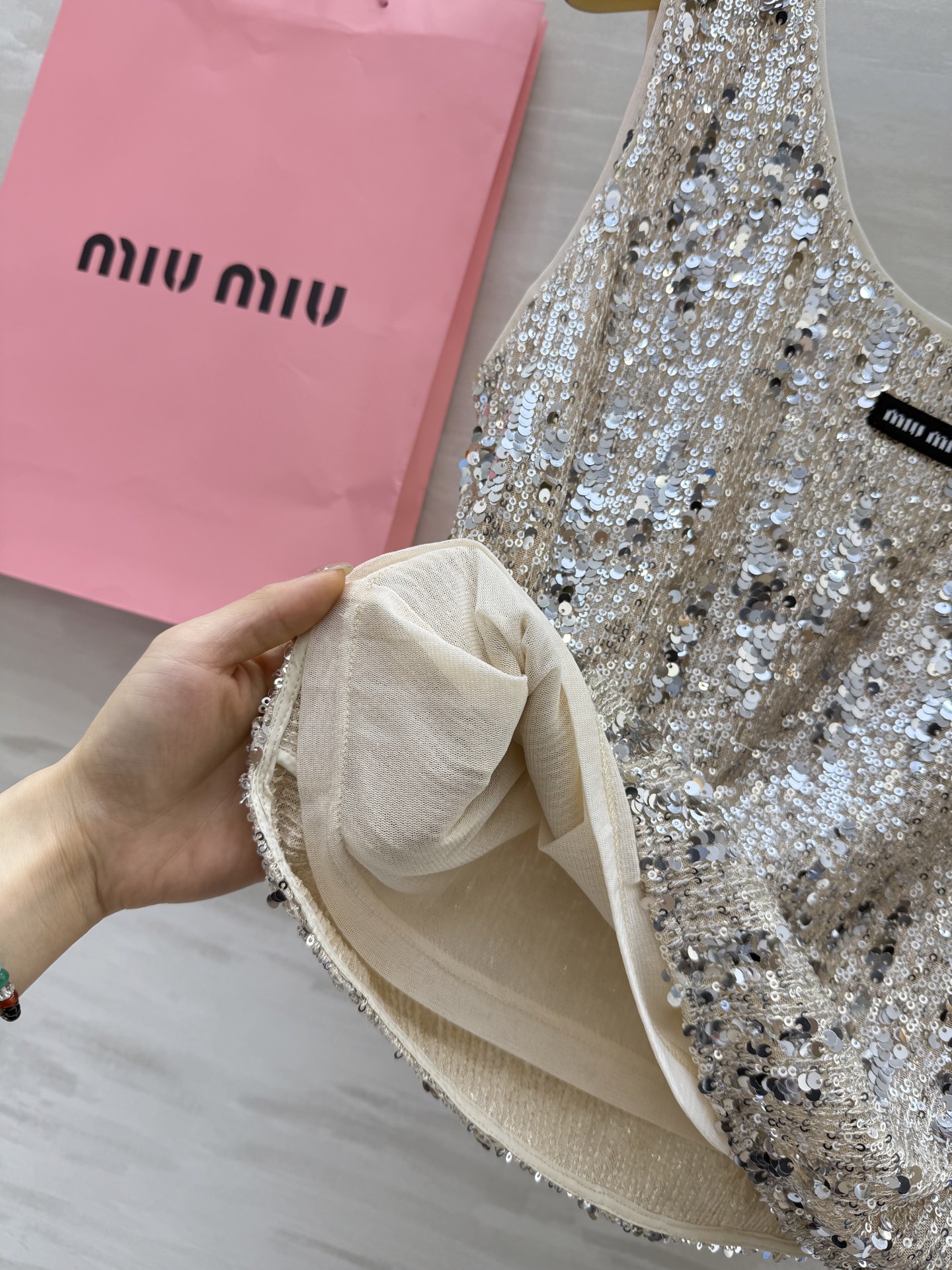 #Miumi♡²⁵新款亮片背心 定制珠片超级漂亮的颜色 内里做了里衬 上身完全不扎肤 高品质定制 现货首