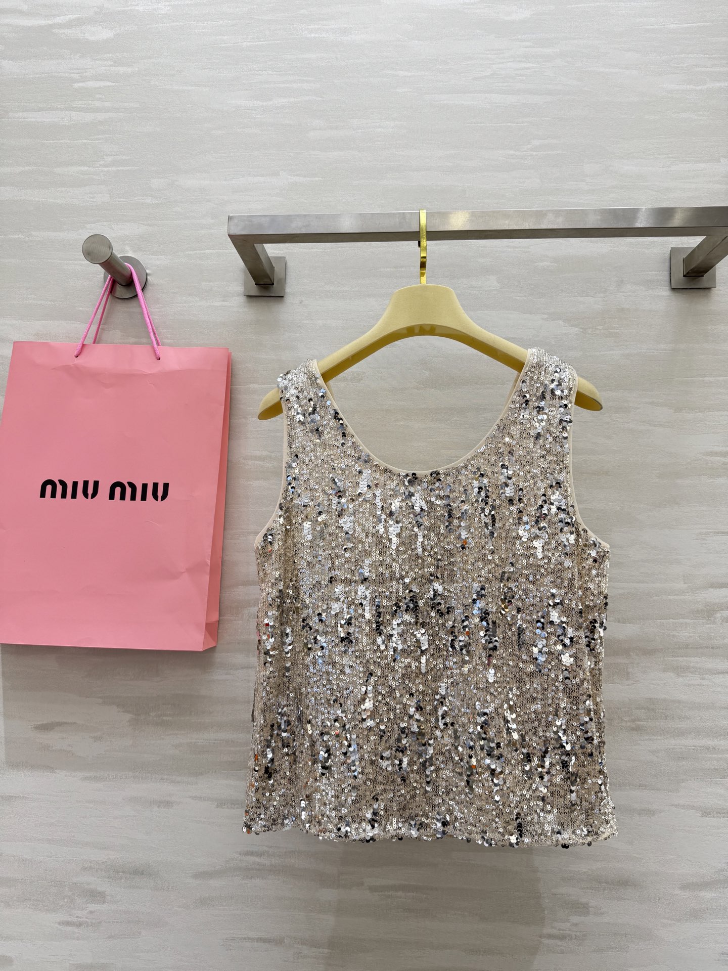 #Miumi♡²⁵新款亮片背心 定制珠片超级漂亮的颜色 内里做了里衬 上身完全不扎肤 高品质定制 现货首