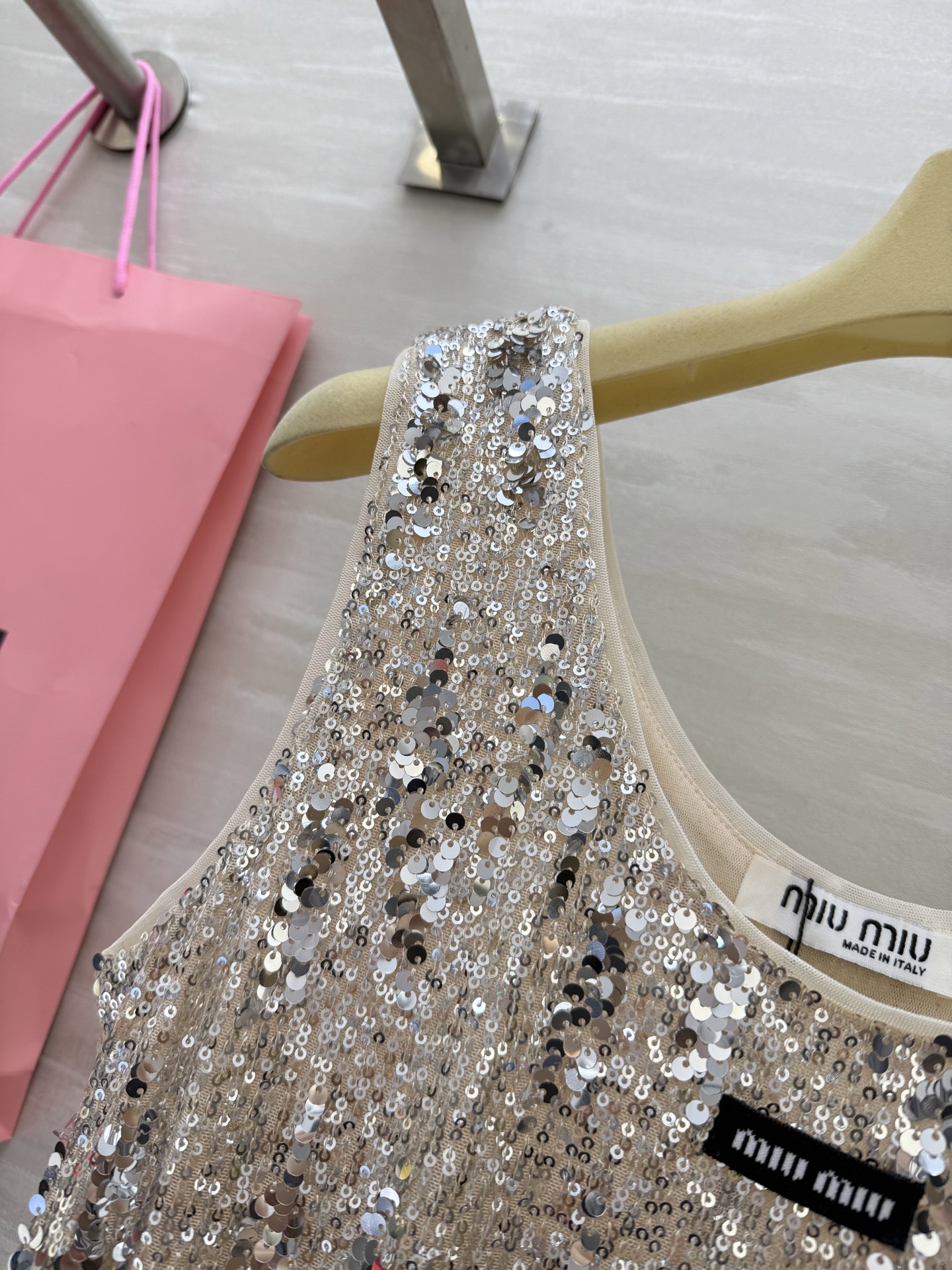#Miumi♡²⁵新款亮片背心 定制珠片超级漂亮的颜色 内里做了里衬 上身完全不扎肤 高品质定制 现货首