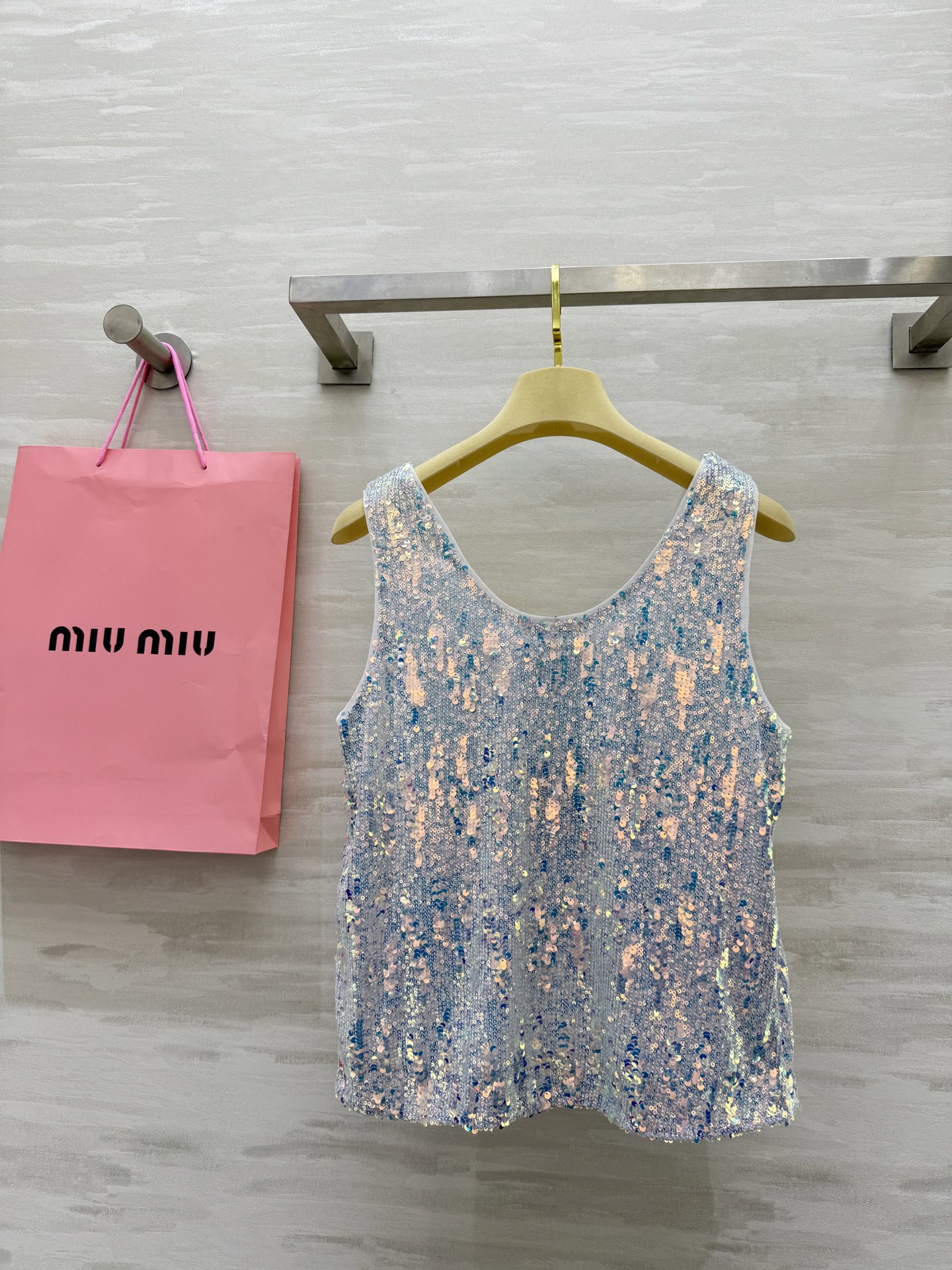 #Miumi♡²⁵新款亮片背心 定制珠片超级漂亮的颜色 内里做了里衬 上身完全不扎肤 高品质定制 现货首