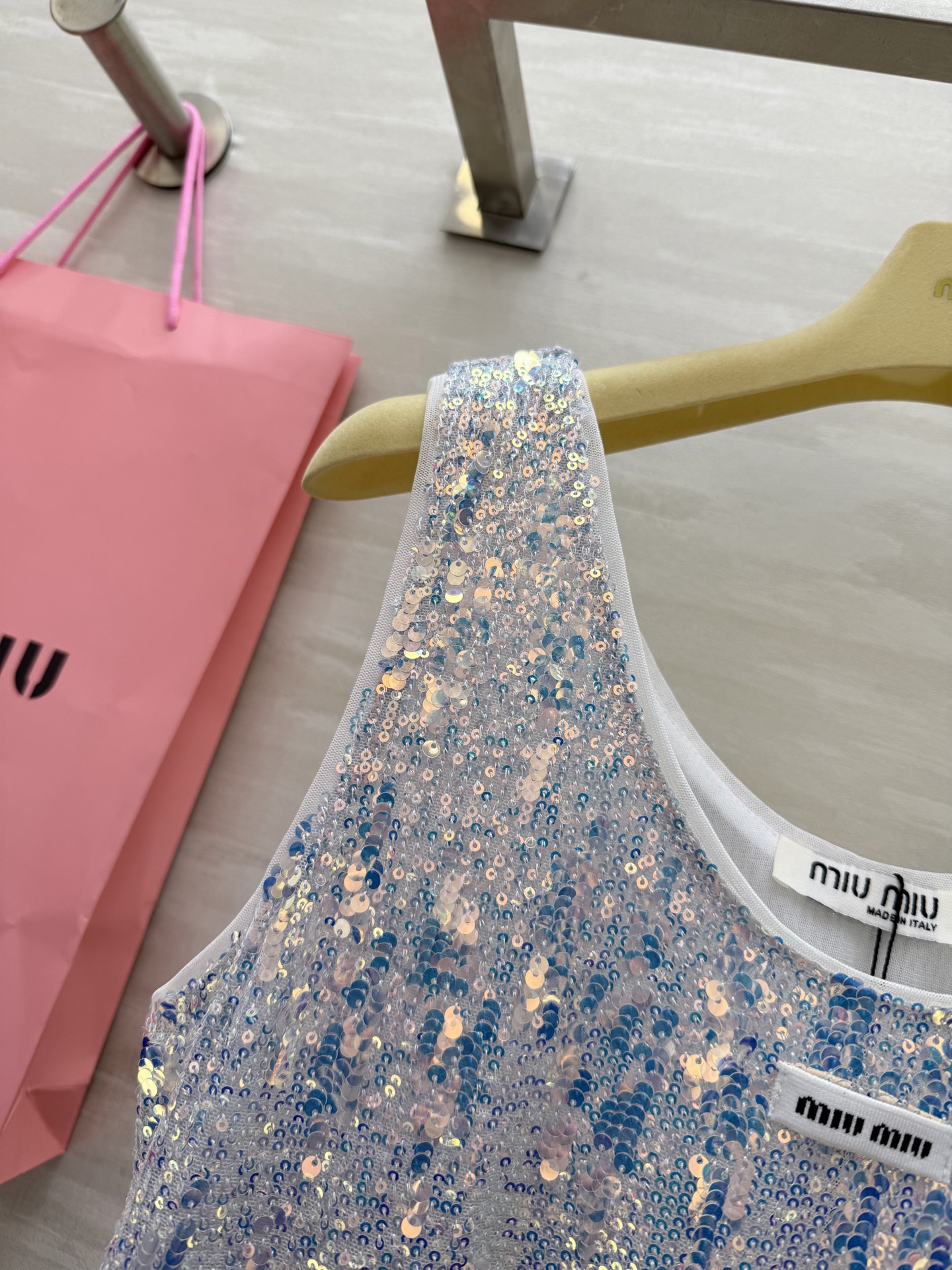 #Miumi♡²⁵新款亮片背心 定制珠片超级漂亮的颜色 内里做了里衬 上身完全不扎肤 高品质定制 现货首
