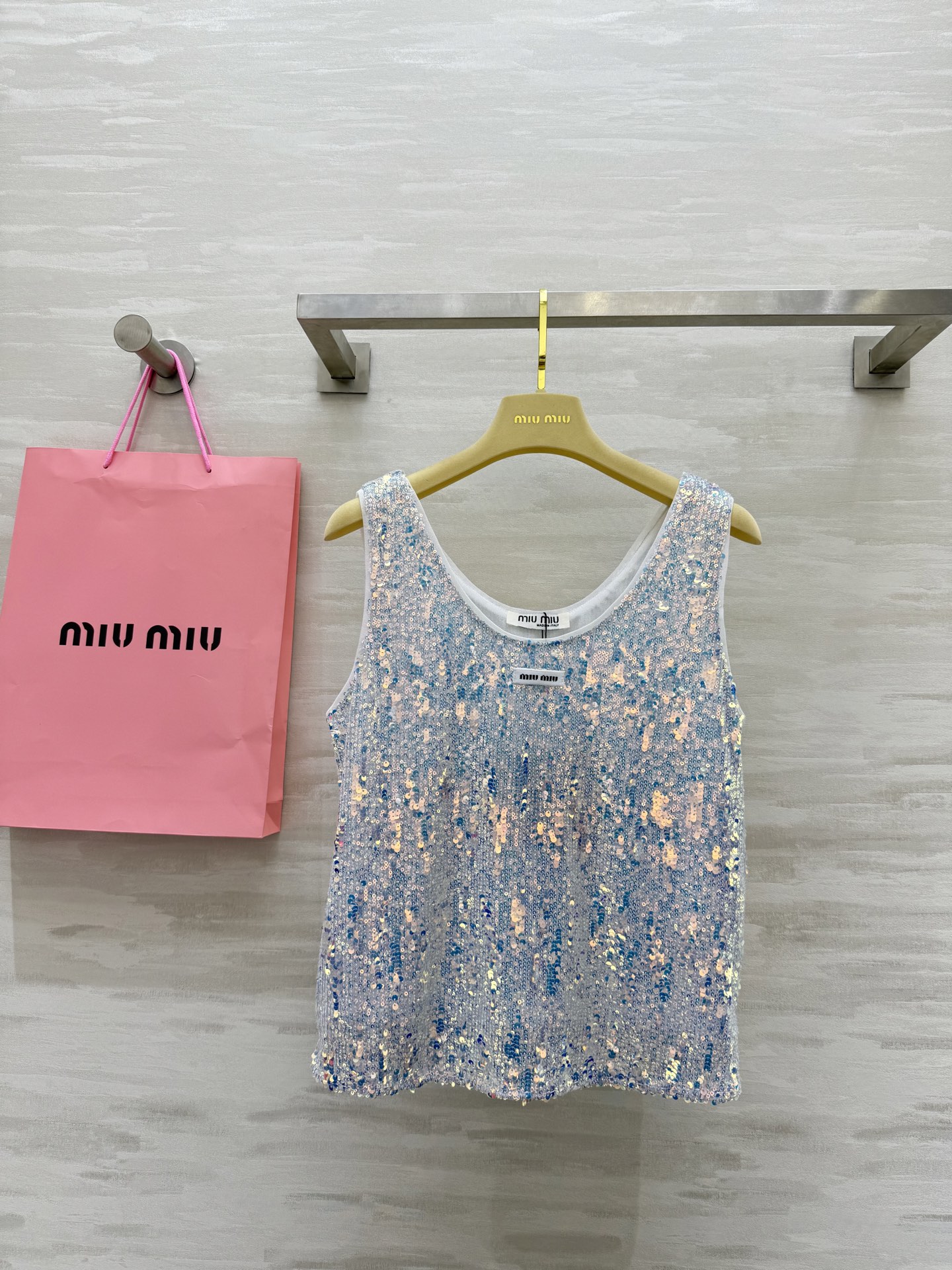 #Miumi♡²⁵新款亮片背心 定制珠片超级漂亮的颜色 内里做了里衬 上身完全不扎肤 高品质定制 现货首