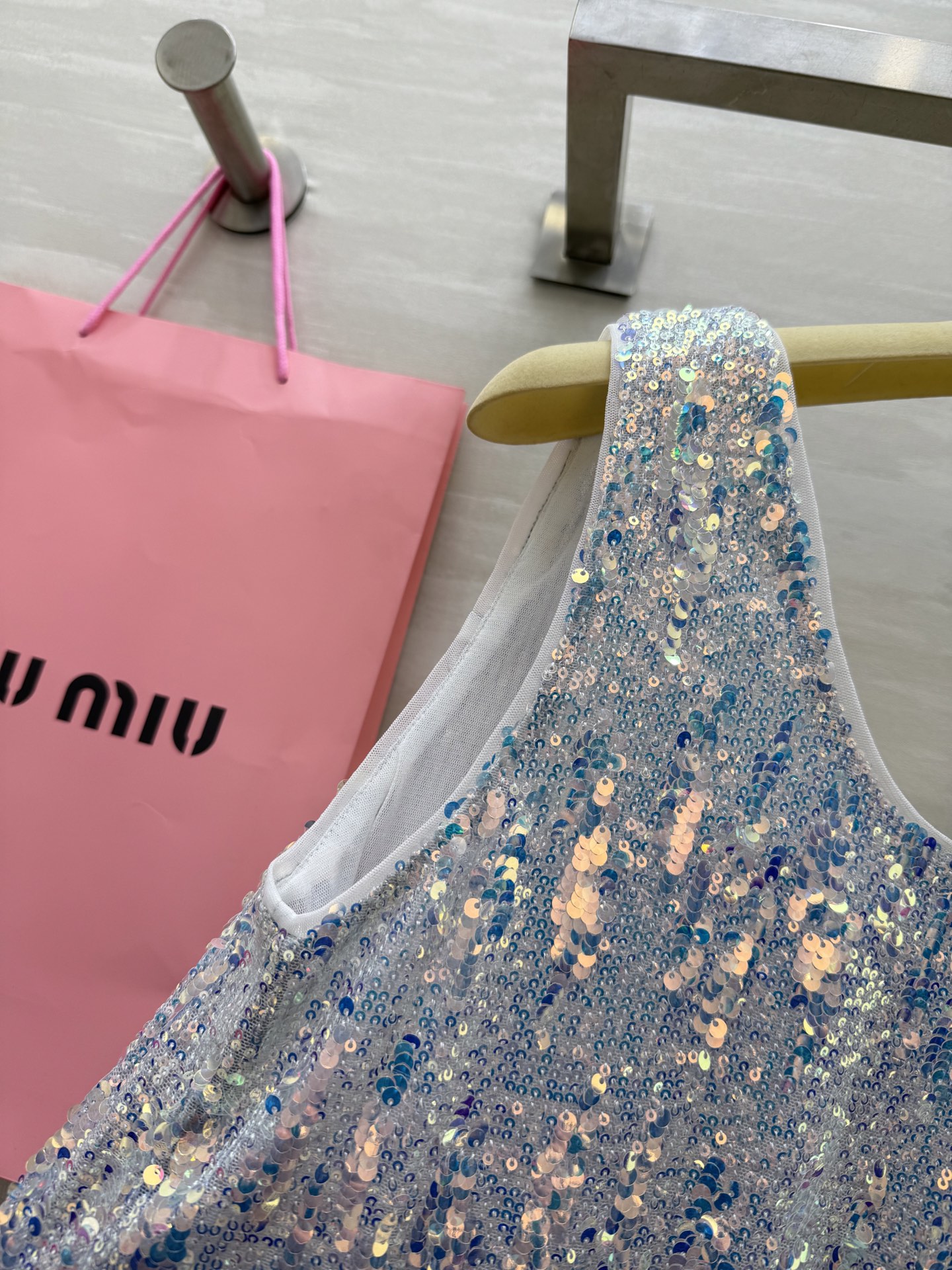 #Miumi♡²⁵新款亮片背心 定制珠片超级漂亮的颜色 内里做了里衬 上身完全不扎肤 高品质定制 现货首