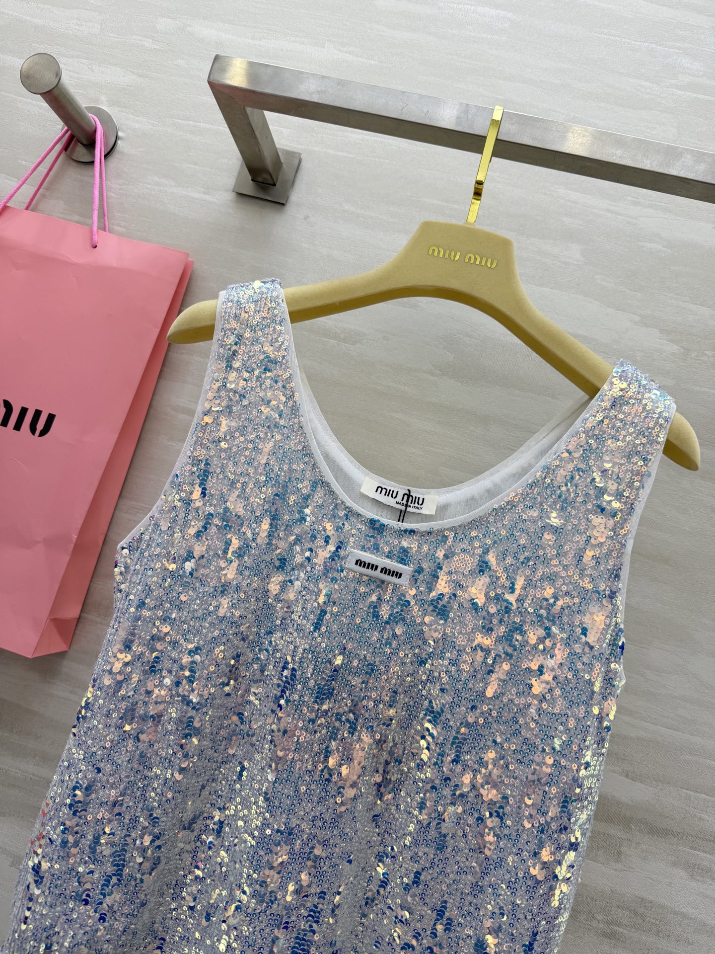 #Miumi♡²⁵新款亮片背心 定制珠片超级漂亮的颜色 内里做了里衬 上身完全不扎肤 高品质定制 现货首